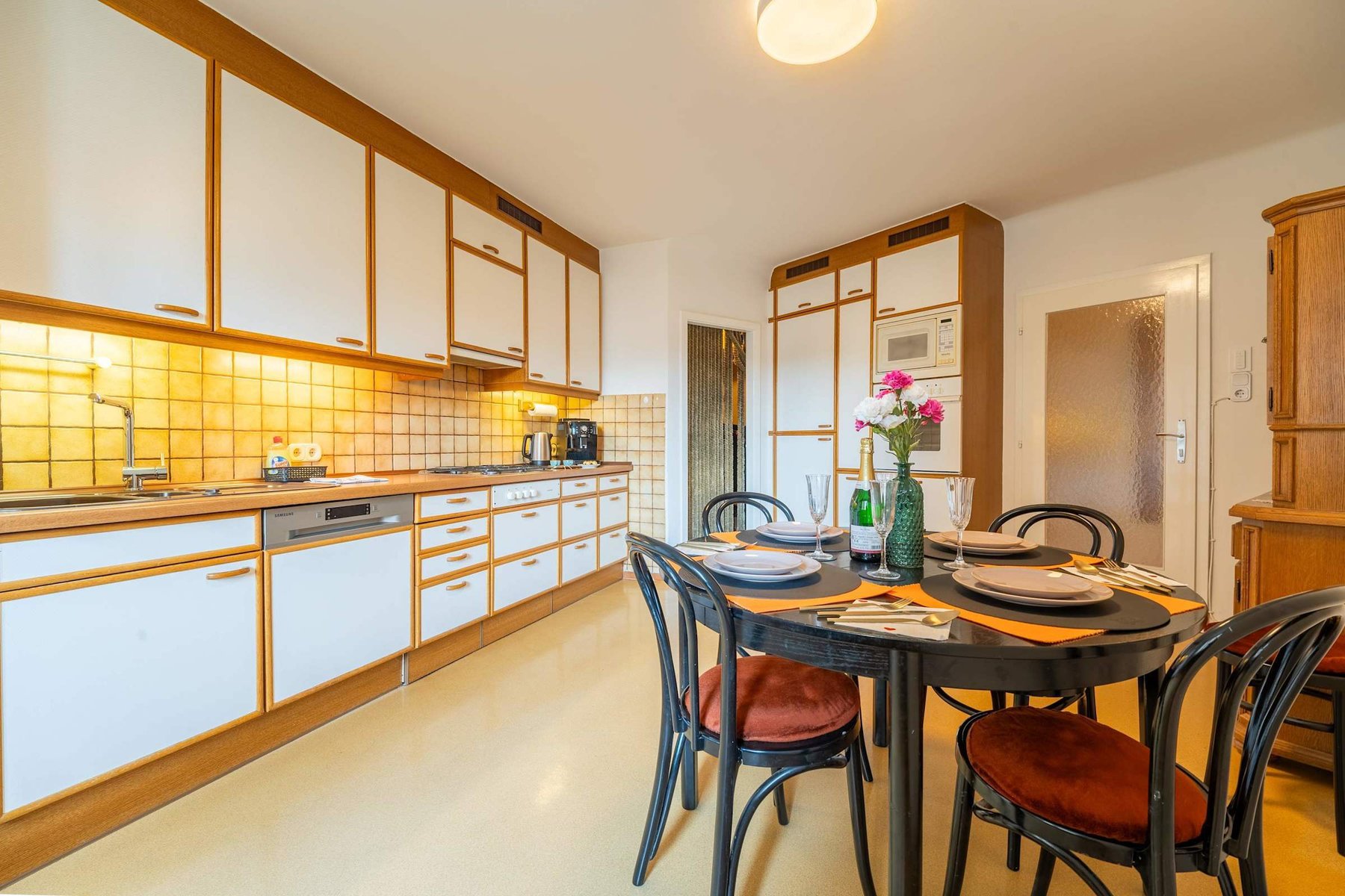 Fully Equipped Retro-Style Kitchen - Cook, Dine & Brew Fresh Coffee in Comfort