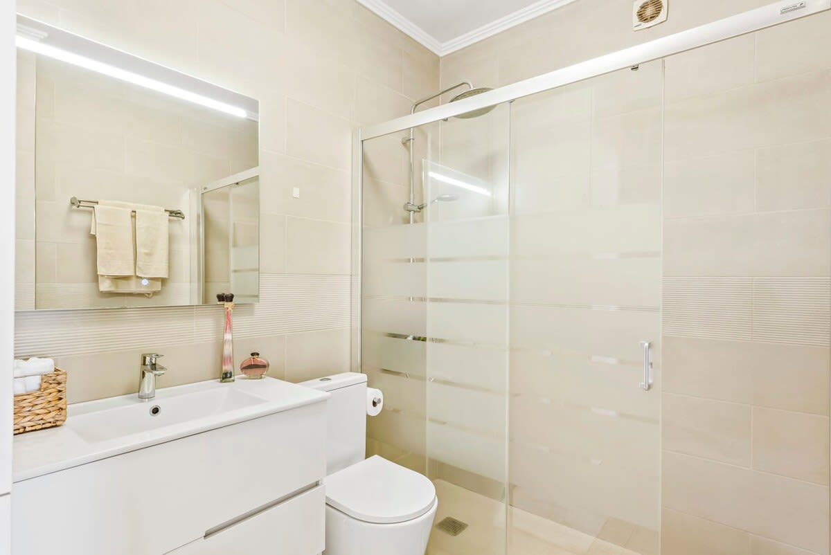 Bathroom with Shower, Toilet, Towels, Toiletries & Washing Machine
