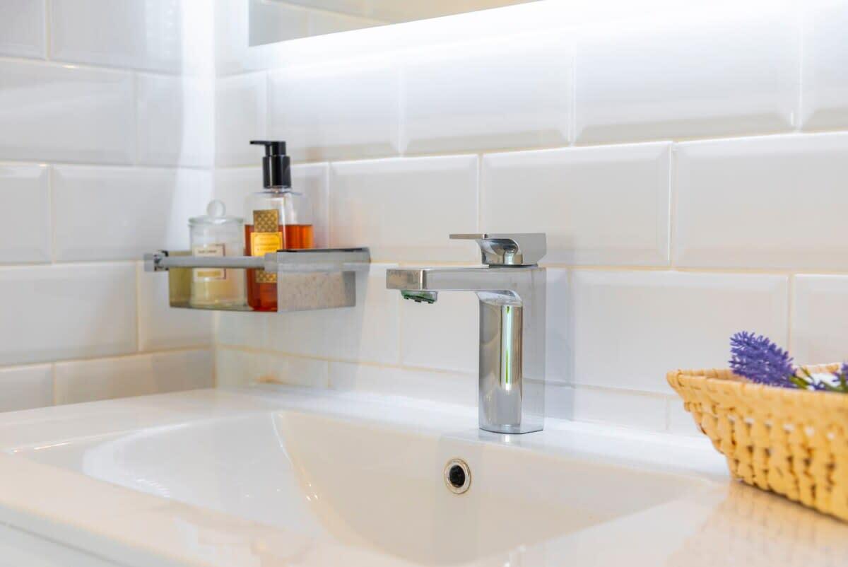 Main Bathroom with Basin & Toiletries