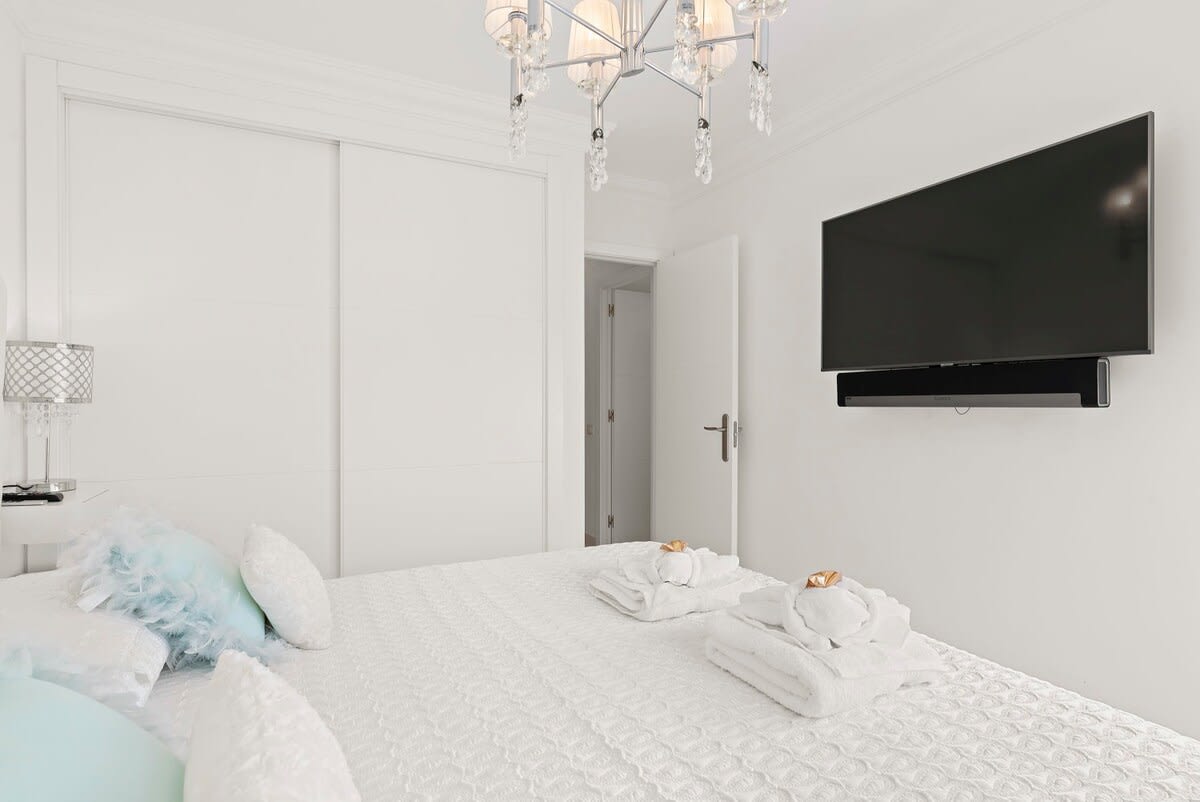 Master Bedroom with Queen-Bed, Wardrobe, Home Cinema, Mountain Views
