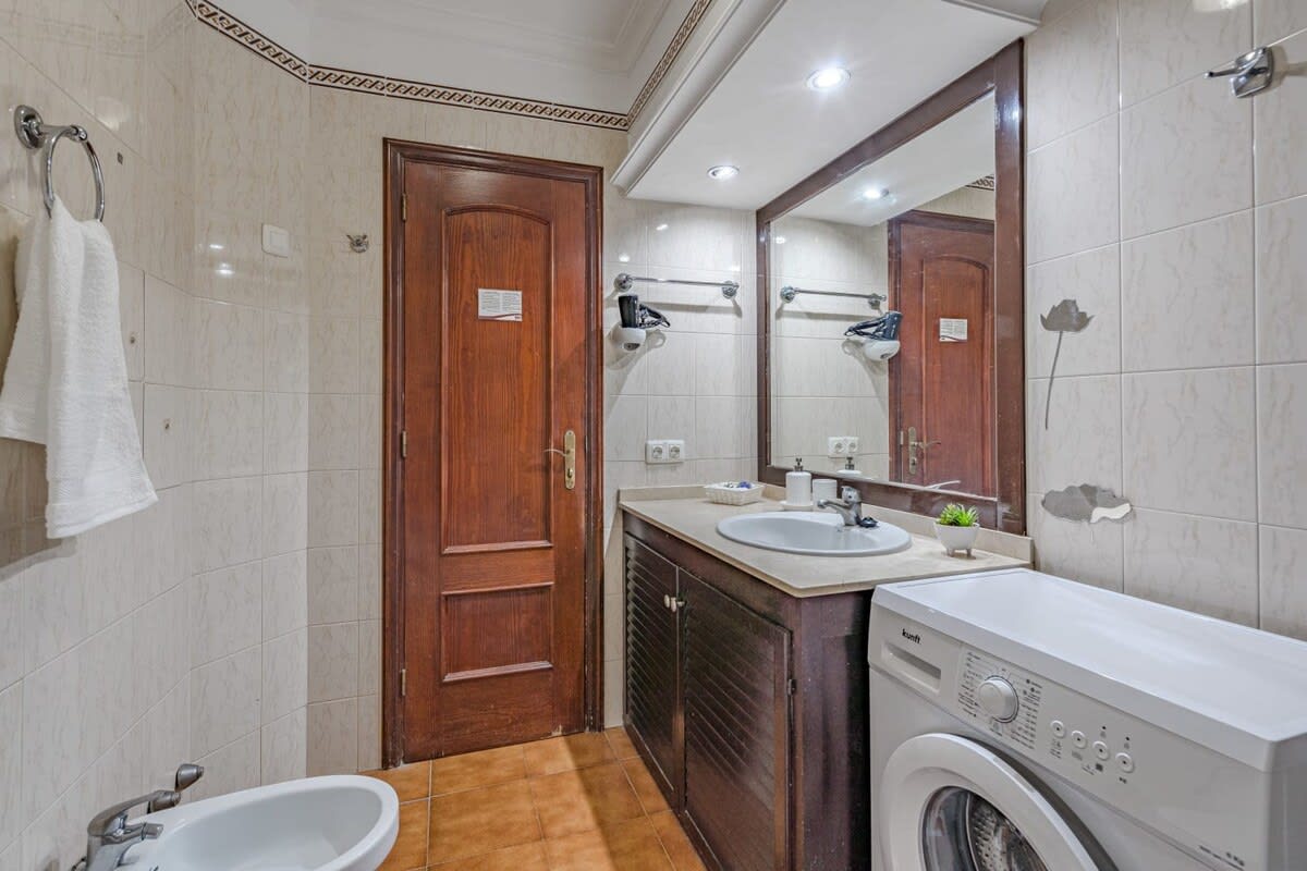 Bathroom with Tub, Shower, Toilette, Bidet & Basin