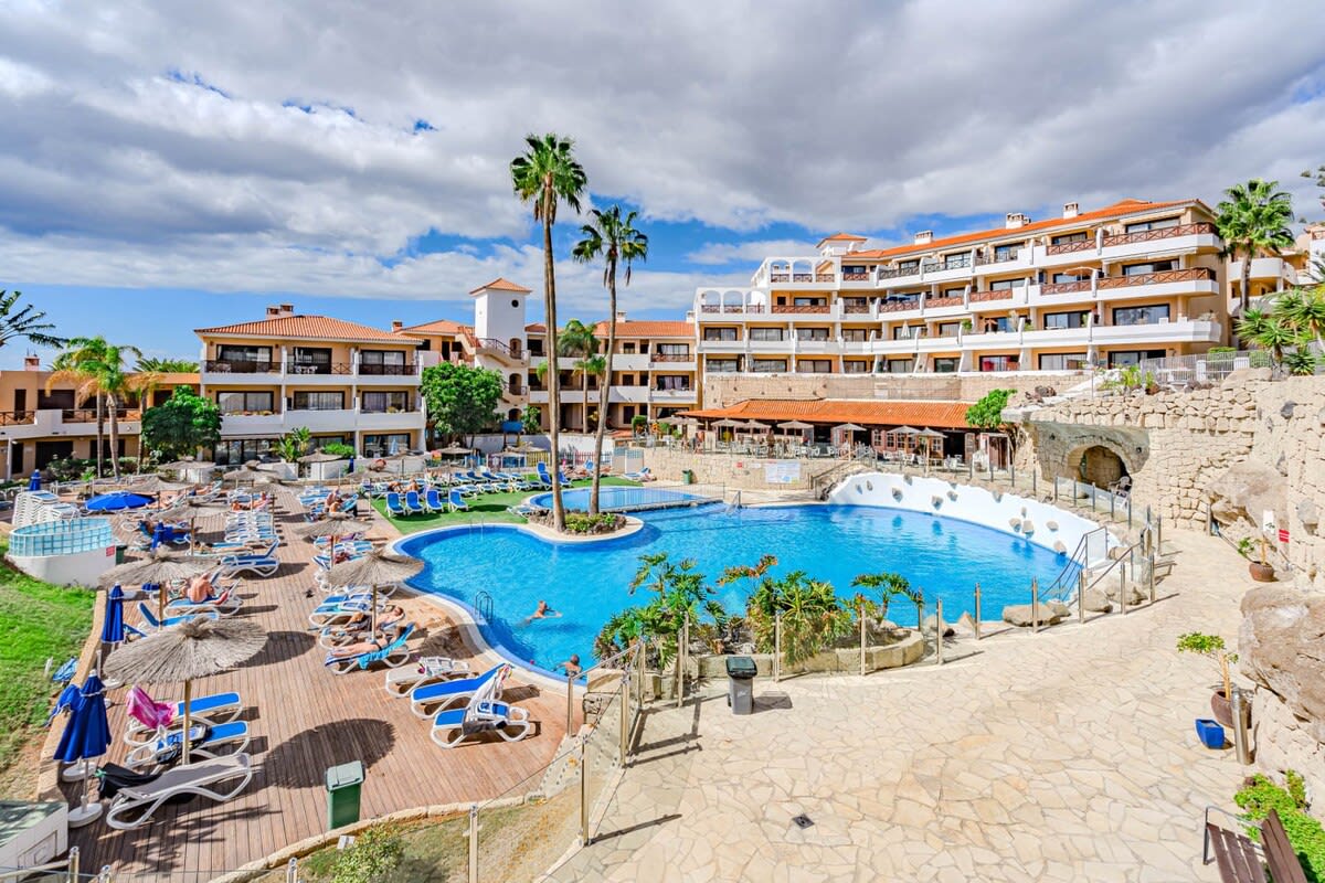 Year-Round Outdoor Pool with Bar, Sunbeds & Umbrellas
