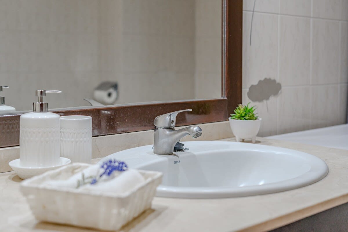 Bathroom with Tub, Shower, Toilette, Bidet & Basin