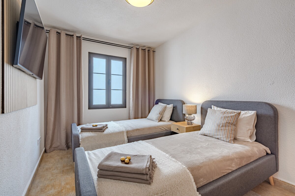 Twin Bedroom with 2 Single Beds, Wardrobe & TV