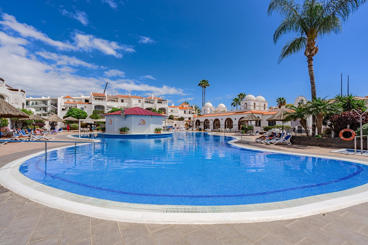 Year-round Resort Outdoor Pool with Bar