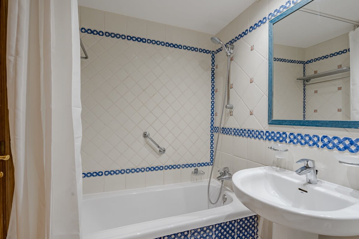 2nd Bathroom with Sink, Toilette, Bathtub & Shower