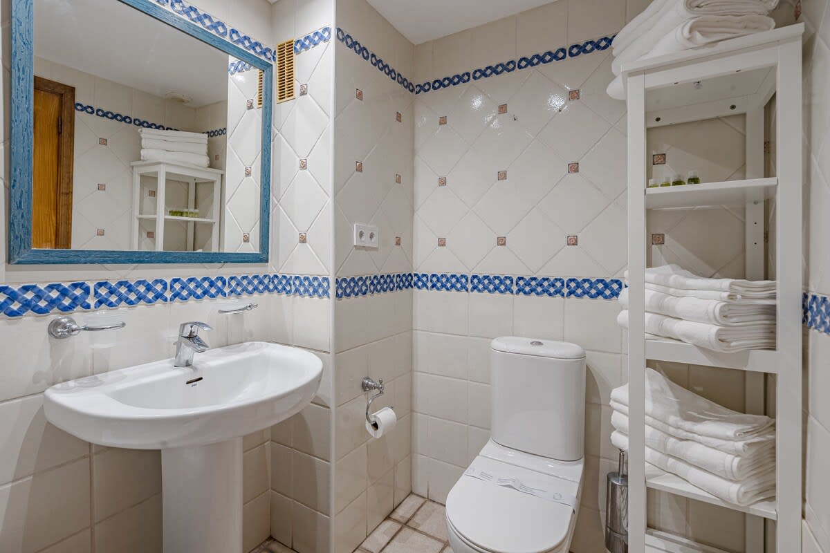2nd Bathroom with Sink, Toilette, Bathtub & Shower