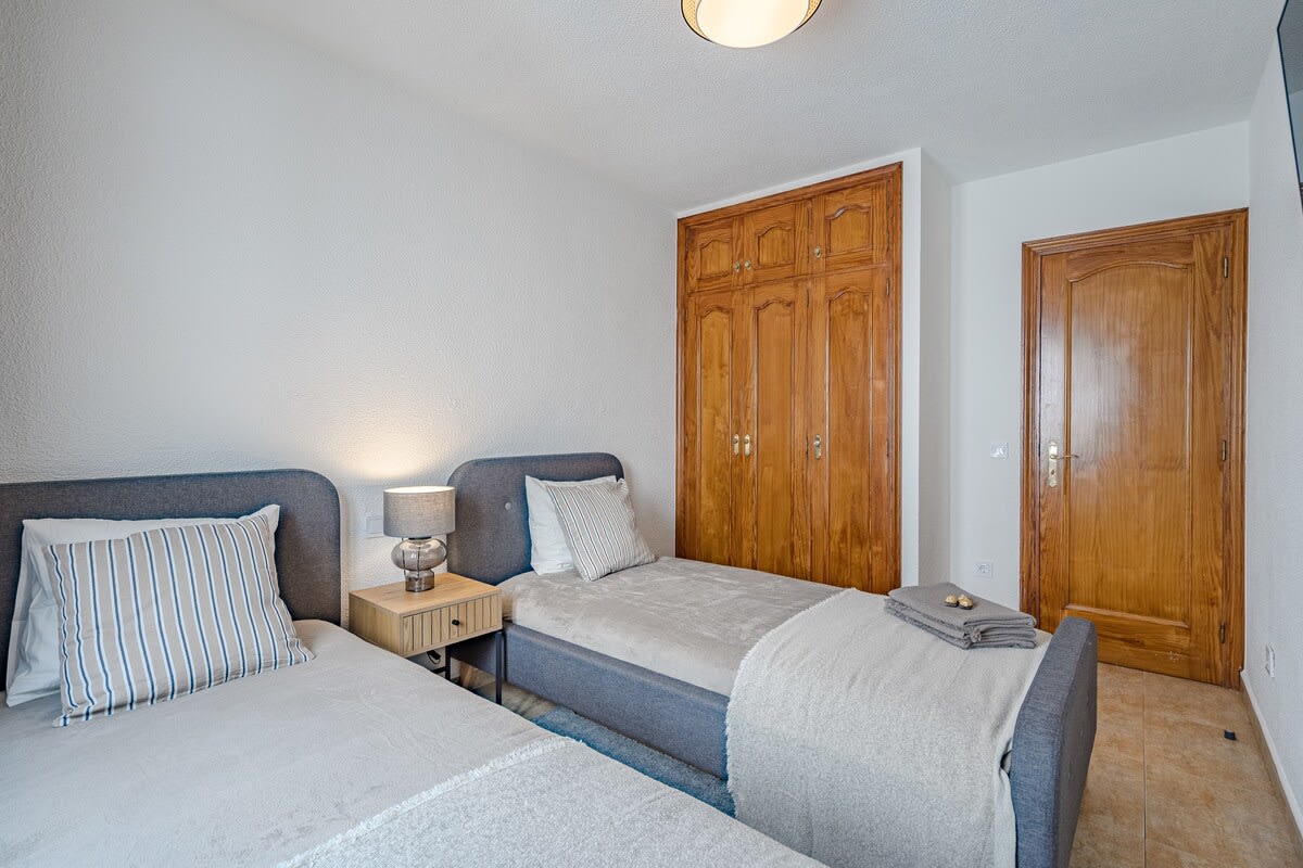 Twin Bedroom with 2 Single Beds, Wardrobe & TV