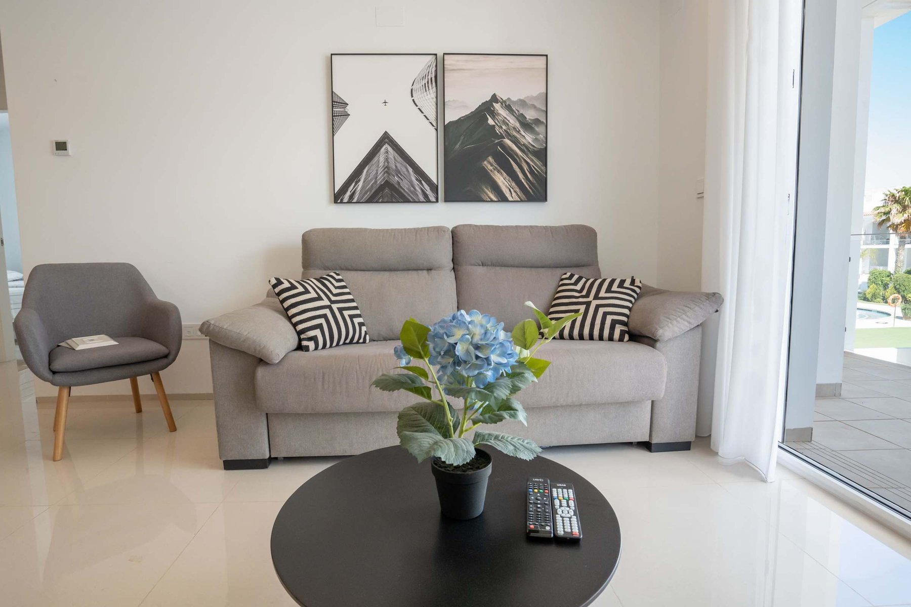 Living Room with Fully Equipped Kitchen, Dining Table, Sofa and TV