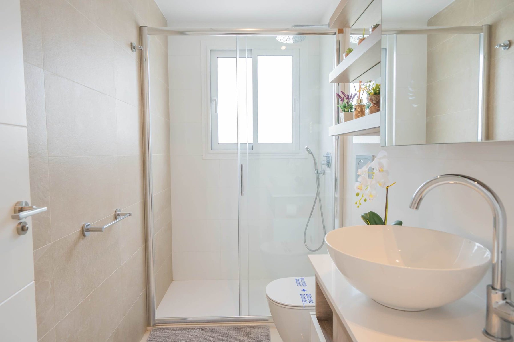 Ensuite bathroom with Toilette, Sink and Spacious Shower