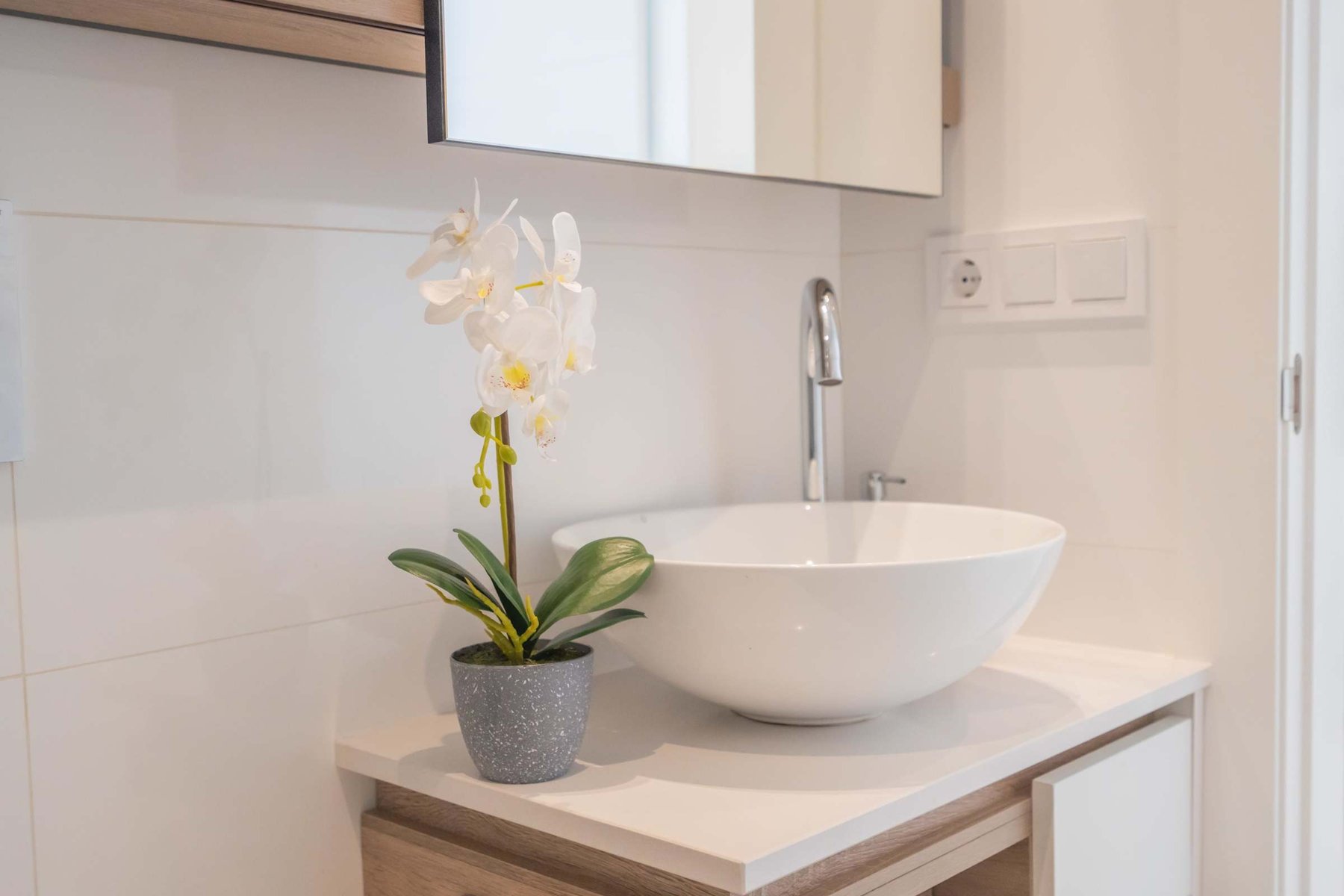 Main Bathroom with Sink, Toilette and Spacious Shower