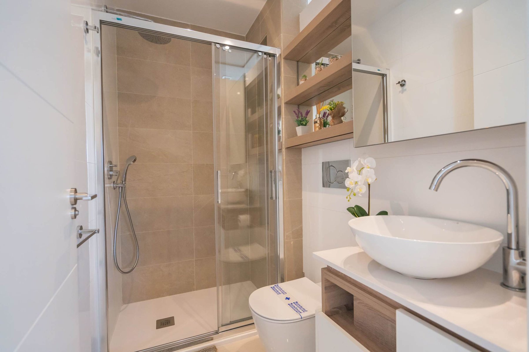 Main Bathroom with Sink, Toilette and Spacious Shower