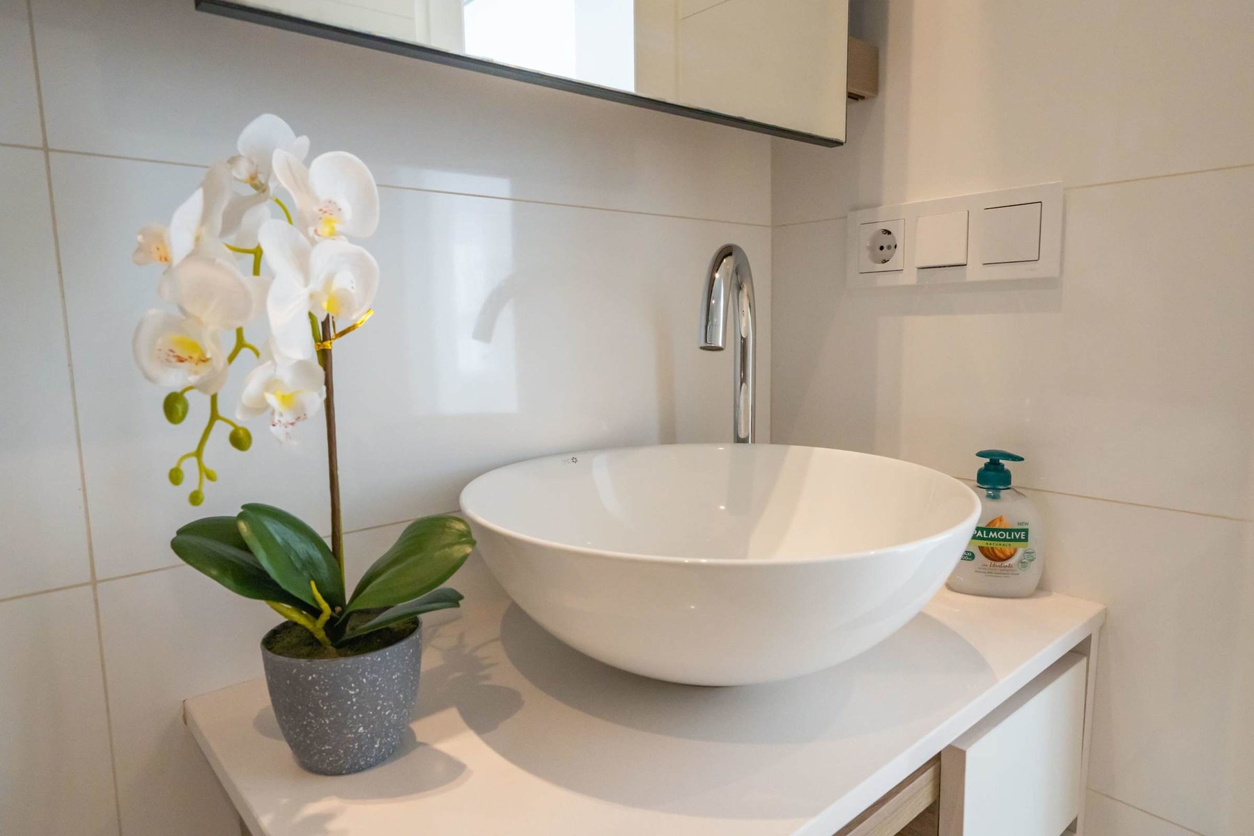 Main Bathroom with Sink, Toilette and Spacious Shower