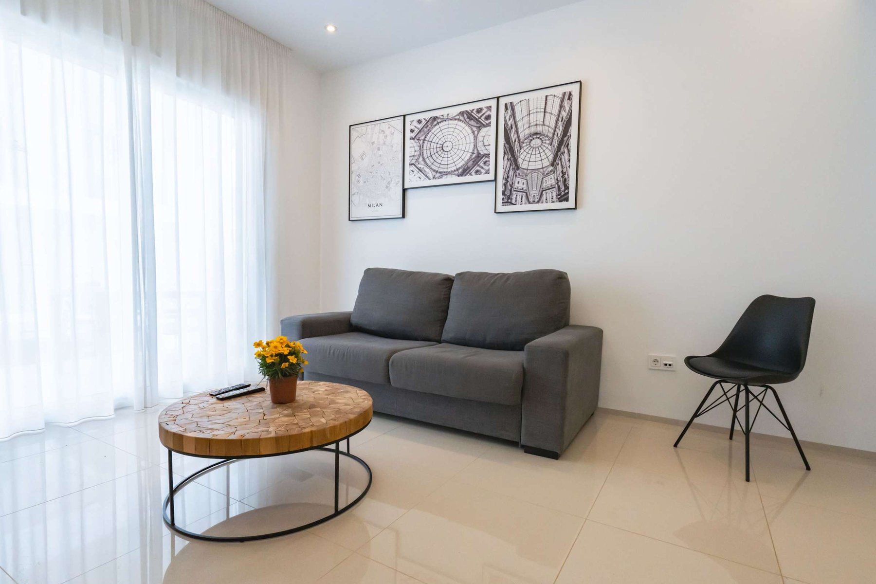 Living Room with Fully Equipped Kitchen, Dining Table, Sofa and TV