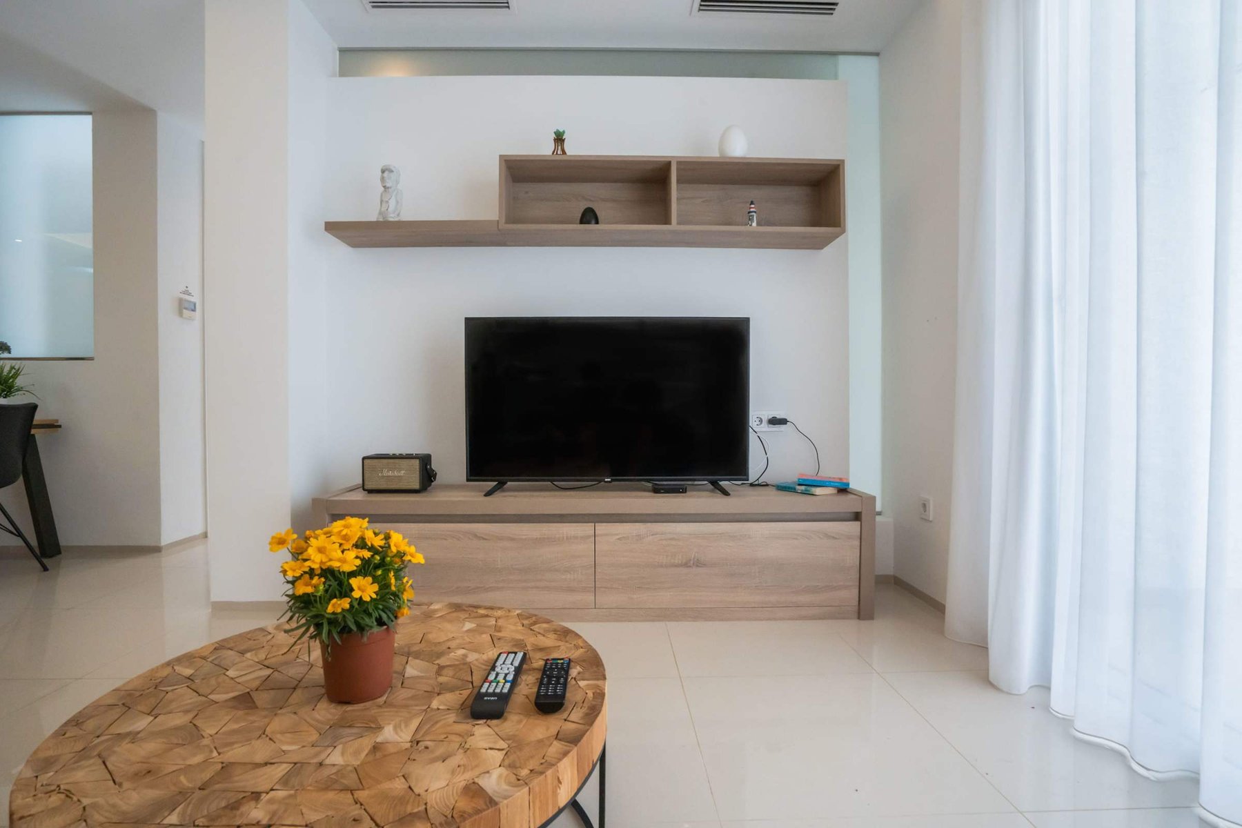Living Room with Fully Equipped Kitchen, Dining Table, Sofa and TV