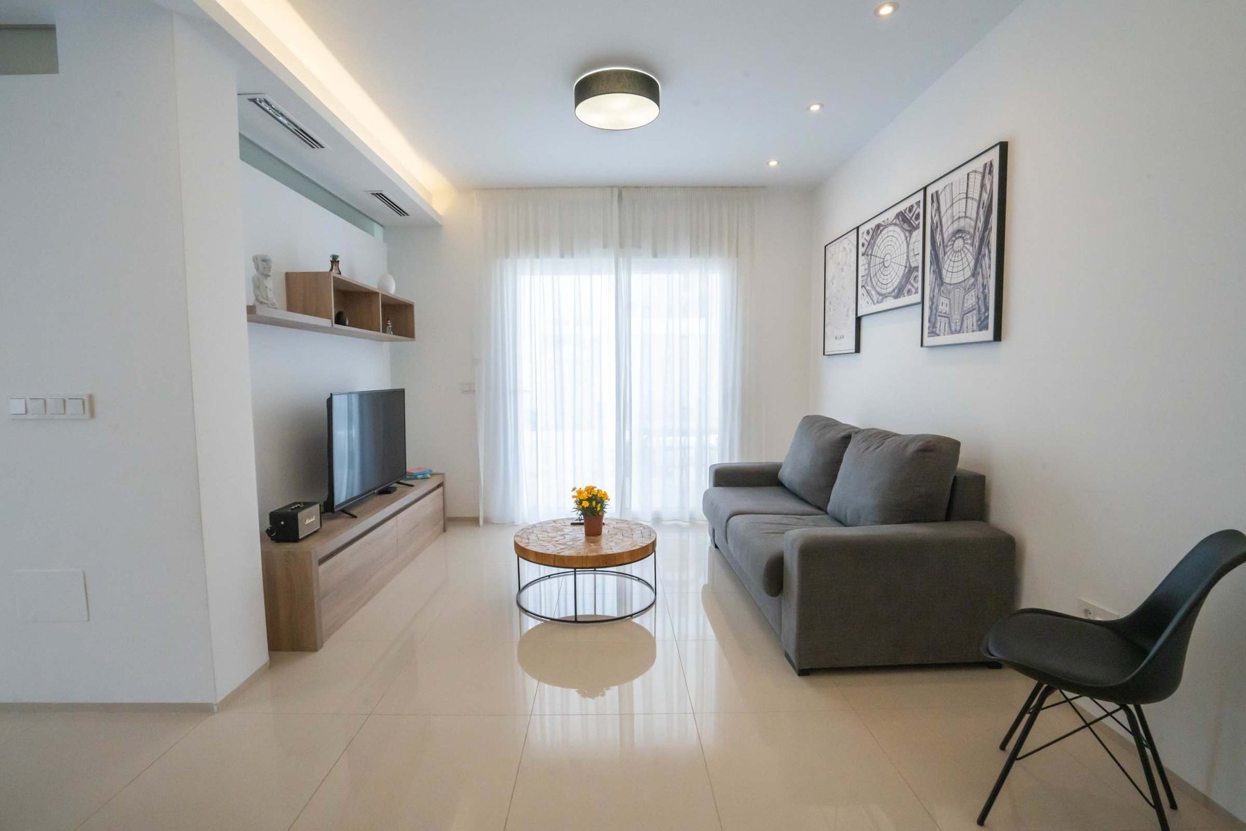 Living Room with Fully Equipped Kitchen, Dining Table, Sofa and TV