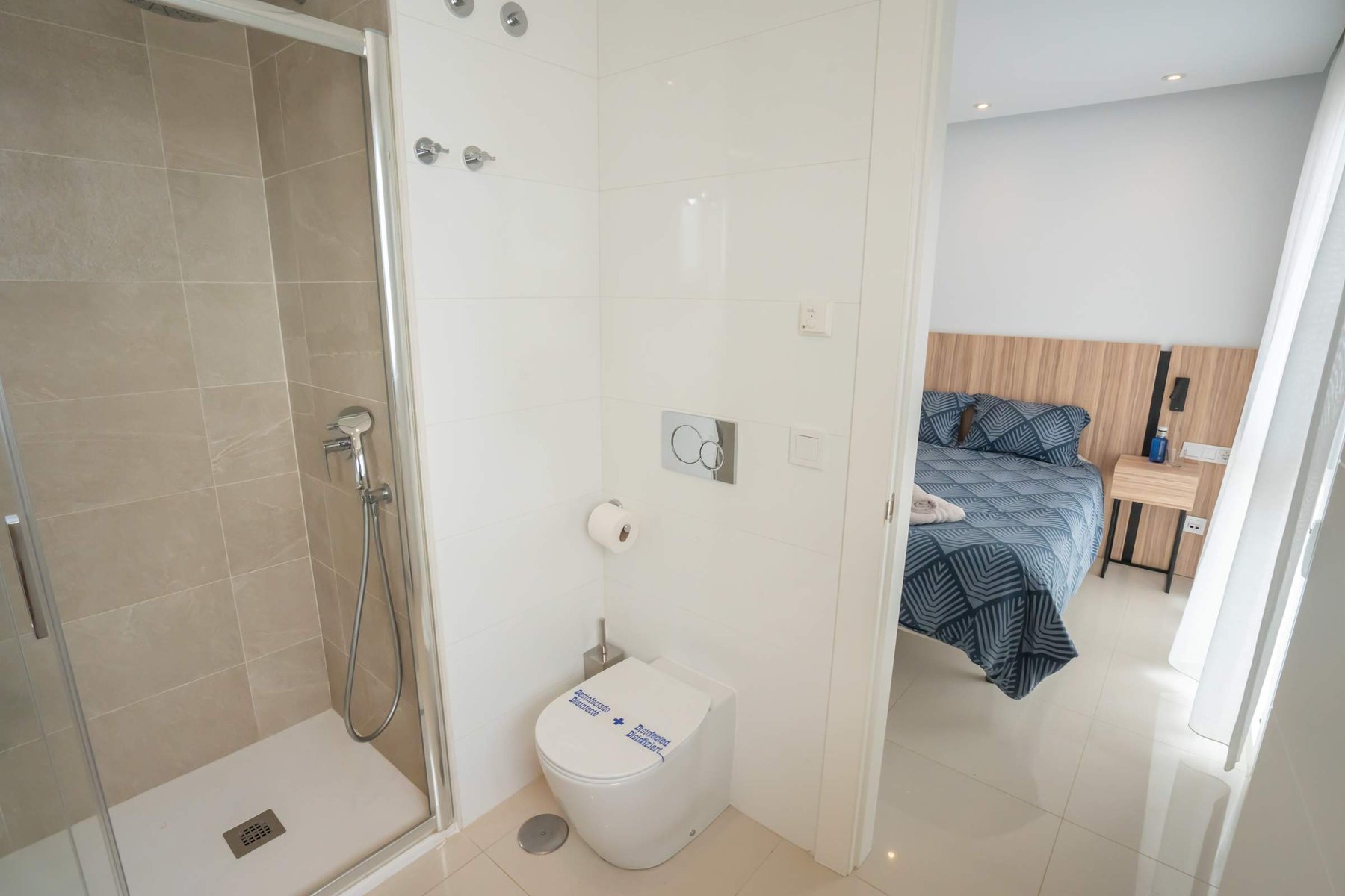 Ensuite bathroom with Toilette, Double Sink and Spacious Shower
