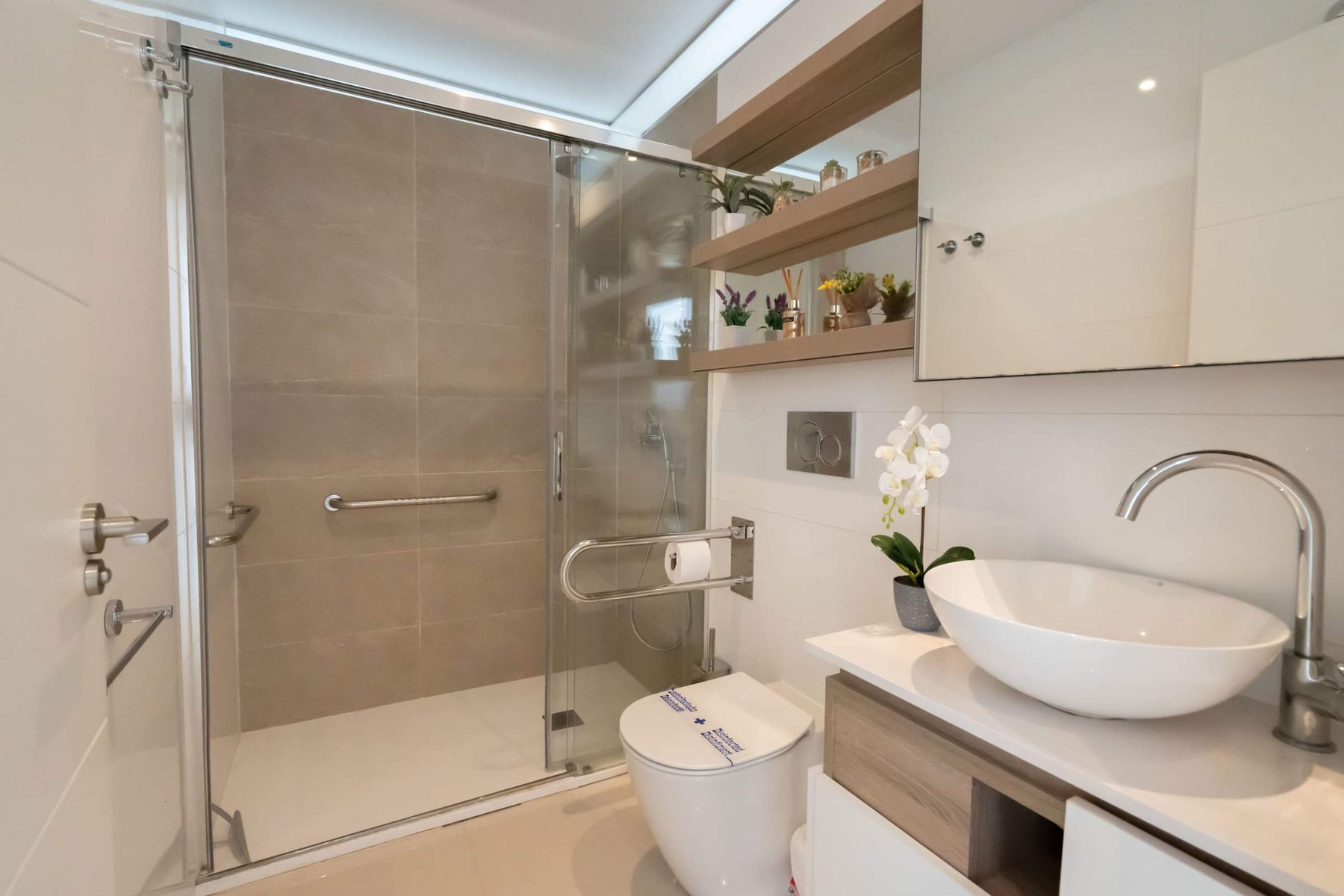 Main Bathroom with Sink, Toilette and Spacious Shower