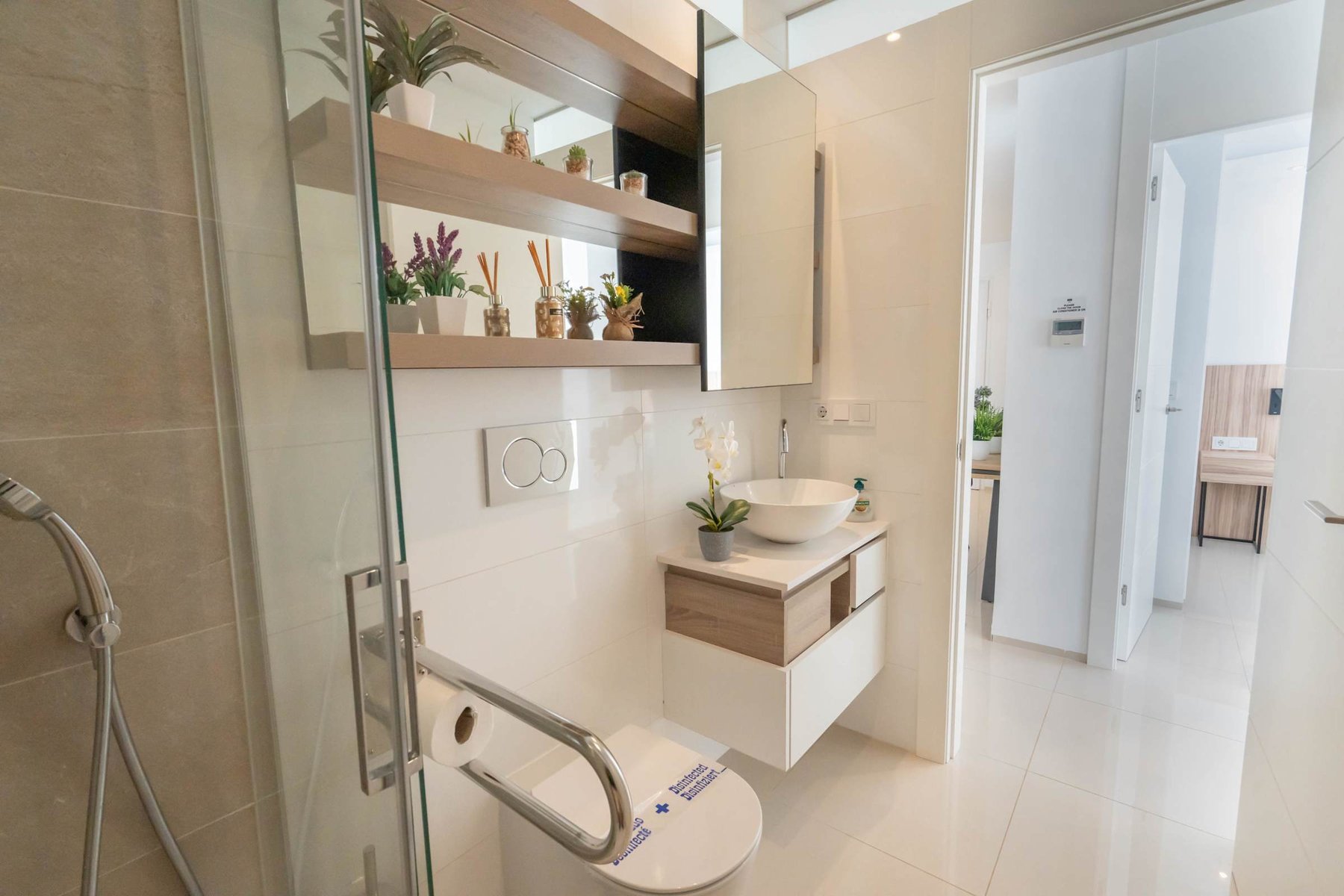 Main Bathroom with Sink, Toilette and Spacious Shower