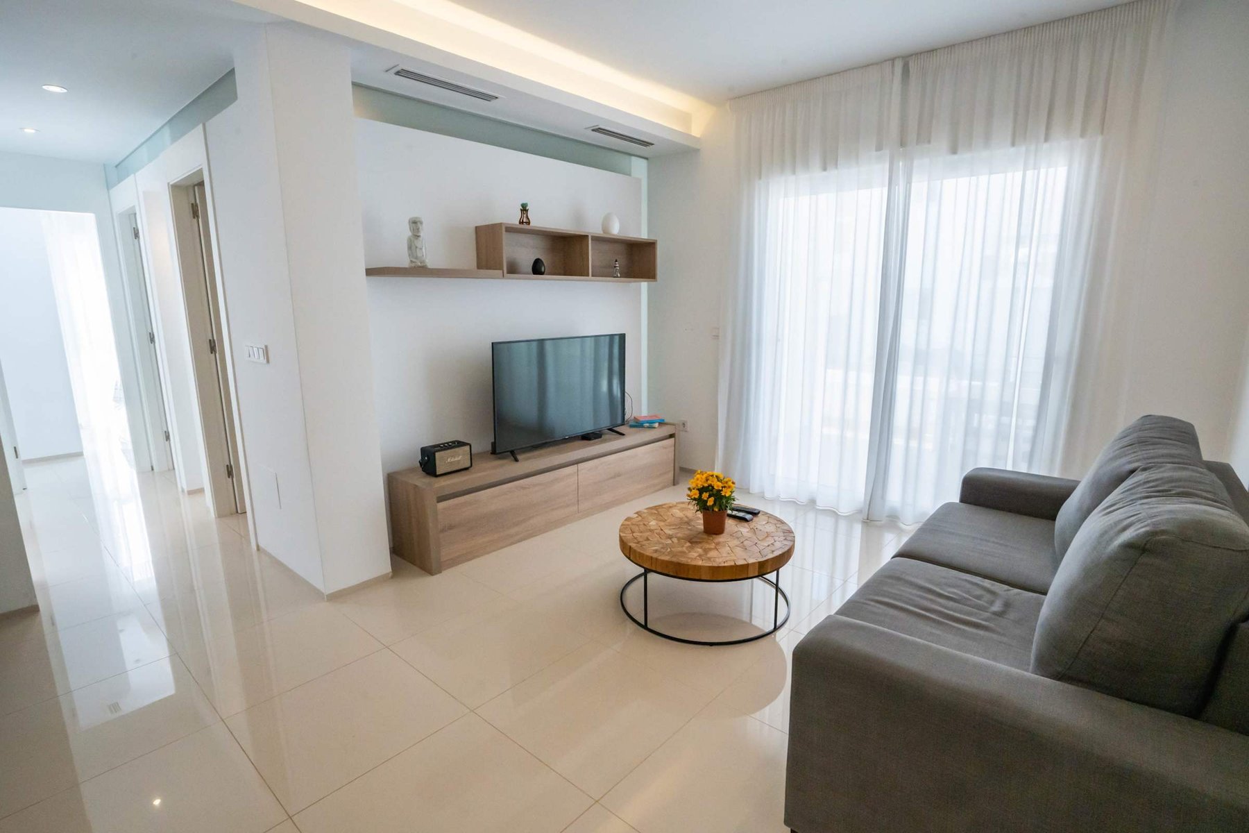 Living Room with Fully Equipped Kitchen, Dining Table, Sofa and TV