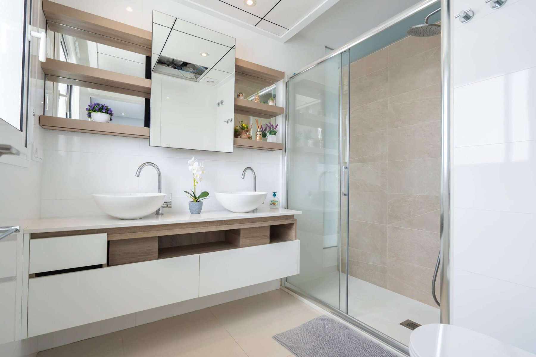 Ensuite bathroom with Toilette, Double Sink and Spacious Shower