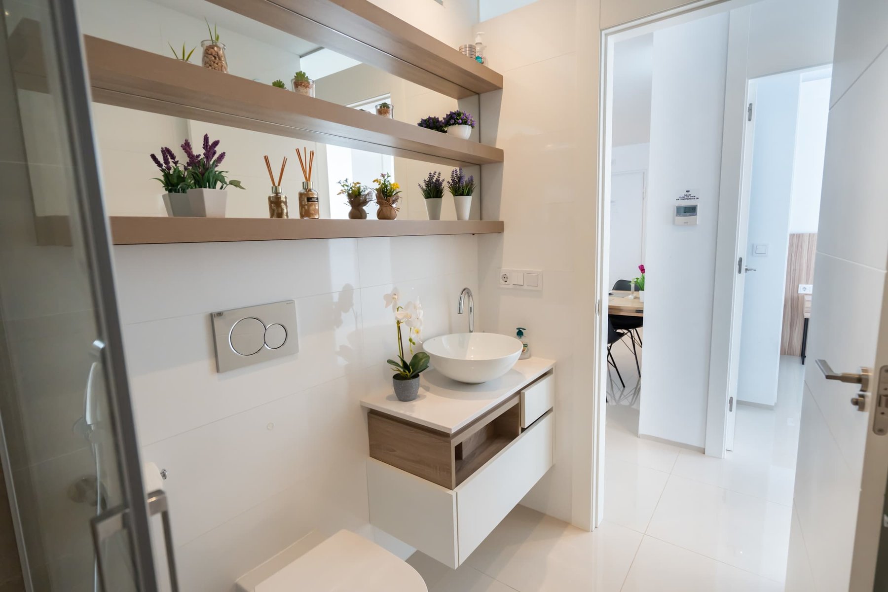 Main Bathroom with Sink, Toilette and Spacious Shower