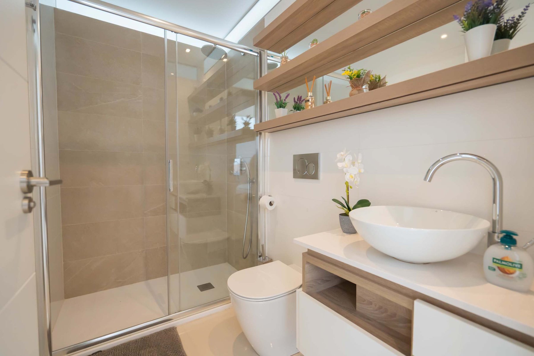 Main Bathroom with Sink, Toilette and Spacious Shower