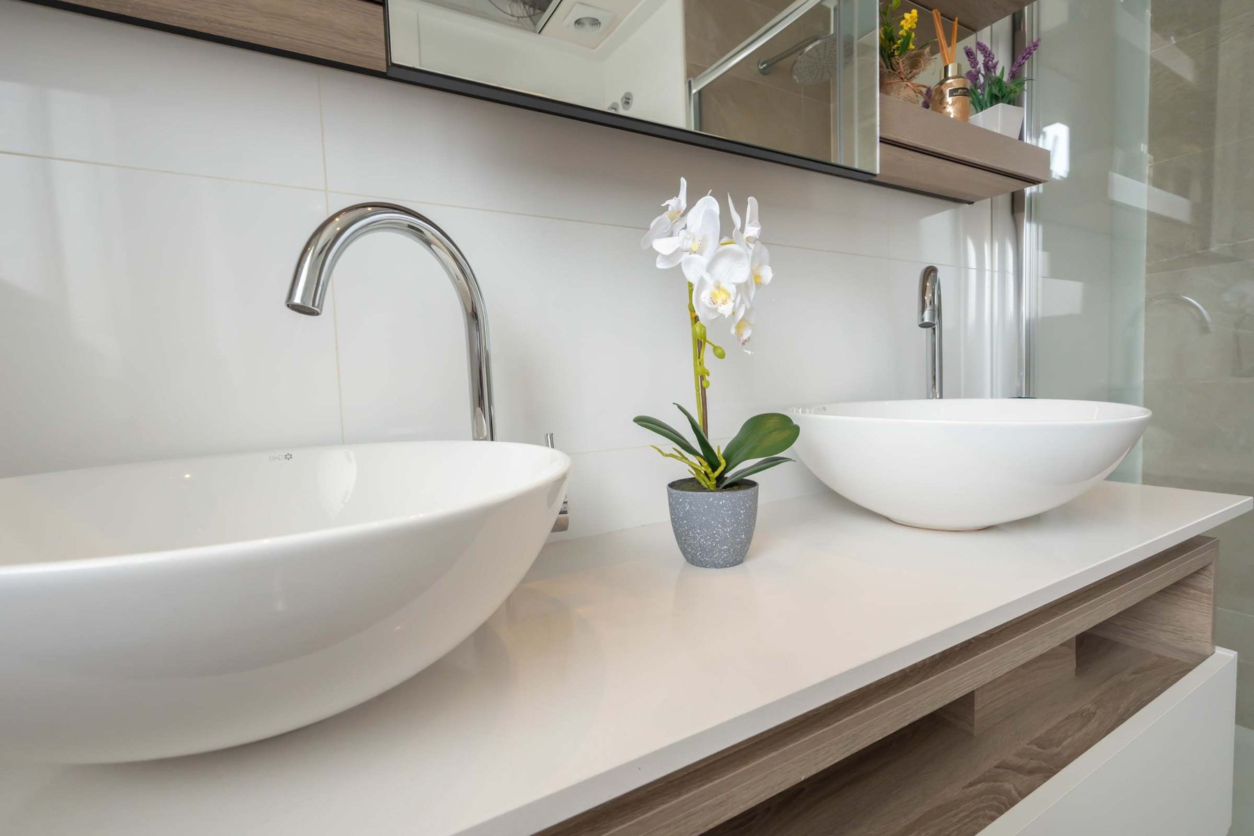 Ensuite bathroom with Toilette, Double Sink and Spacious Shower