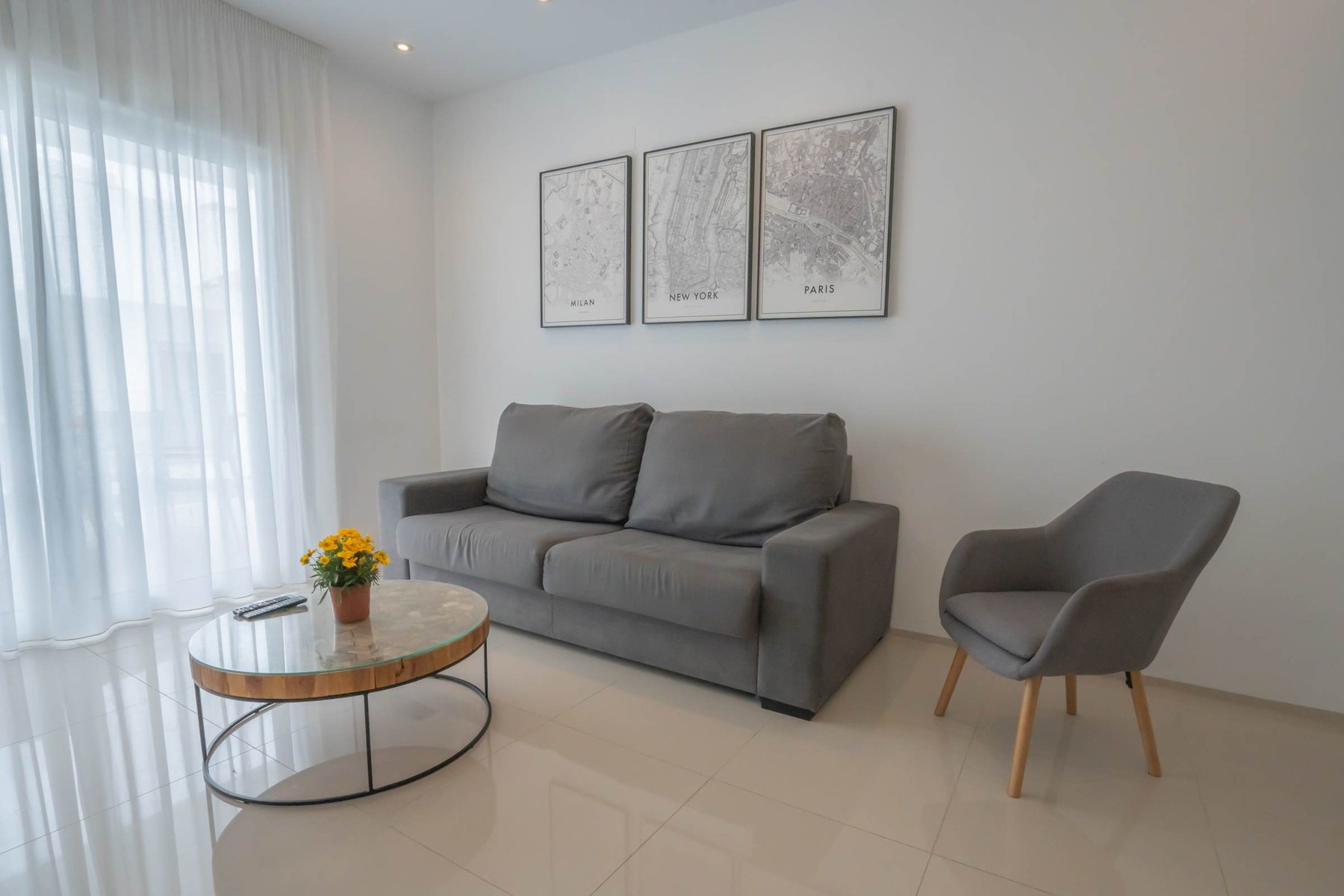 Living Room with Fully Equipped Kitchen, Dining Table, Sofa and TV