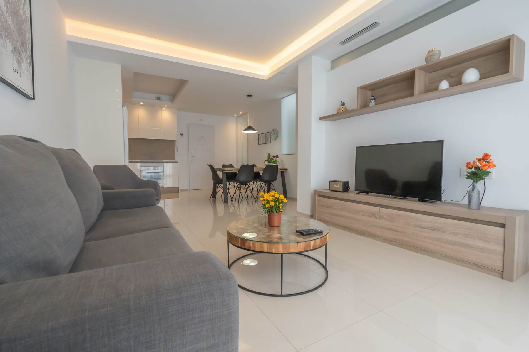Living Room with Fully Equipped Kitchen, Dining Table, Sofa and TV