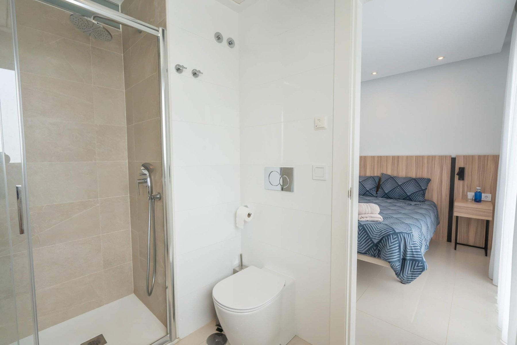 Ensuite bathroom with Toilette, Double Sink and Spacious Shower