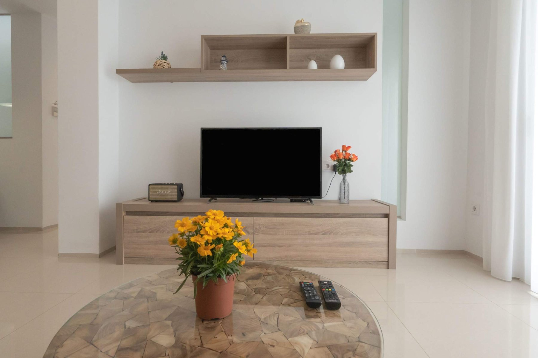 Living Room with Fully Equipped Kitchen, Dining Table, Sofa and TV