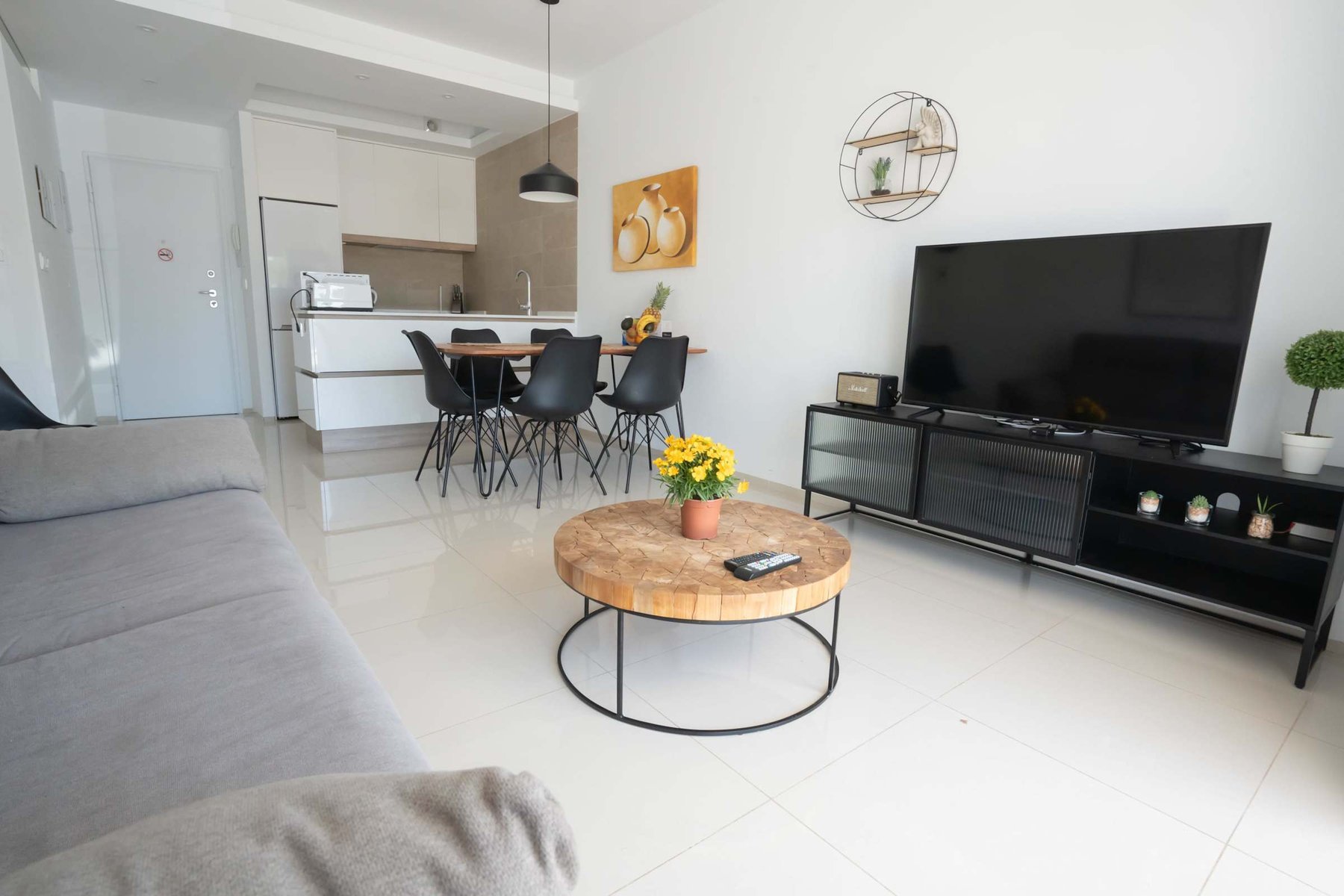 Living Room with Fully Equipped Kitchen, Dining Table, Sofa and TV