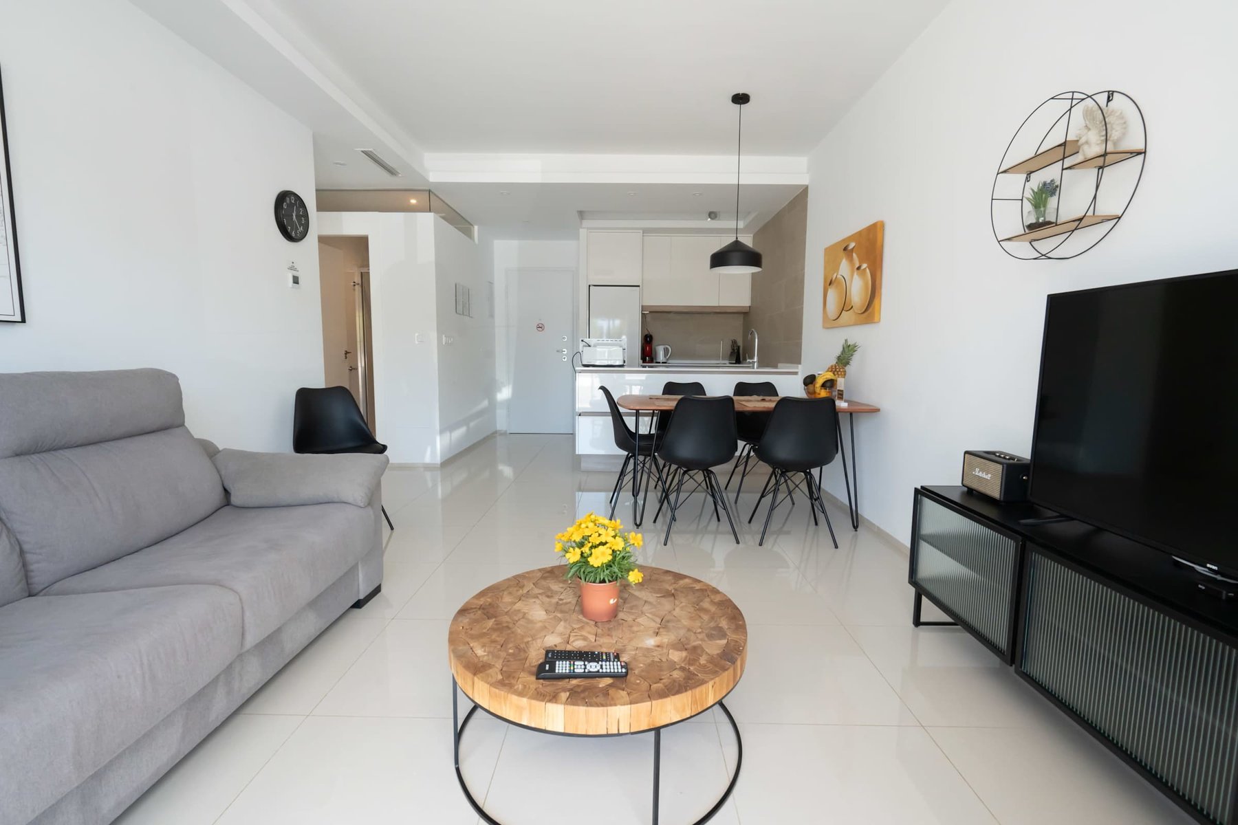 Living Room with Fully Equipped Kitchen, Dining Table, Sofa and TV
