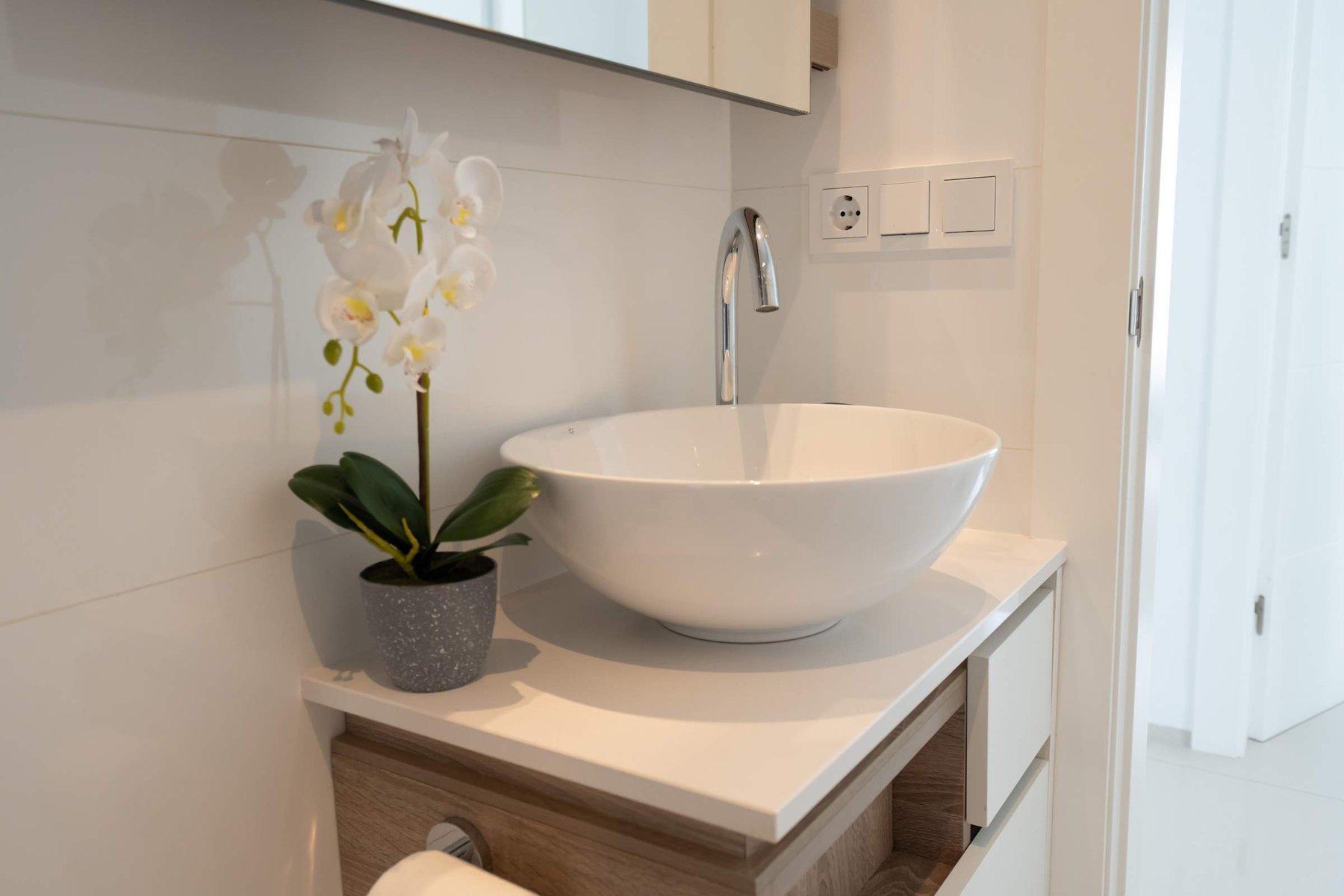 Main Bathroom with Sink, Toilette and Spacious Shower