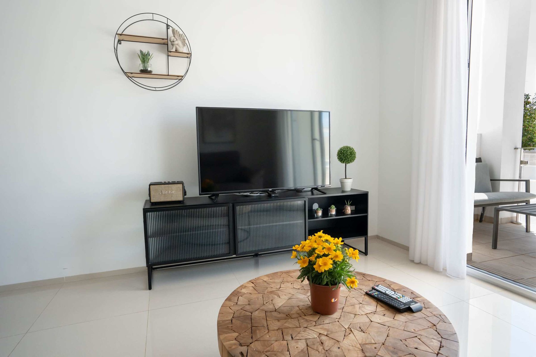 Living Room with Fully Equipped Kitchen, Dining Table, Sofa and TV
