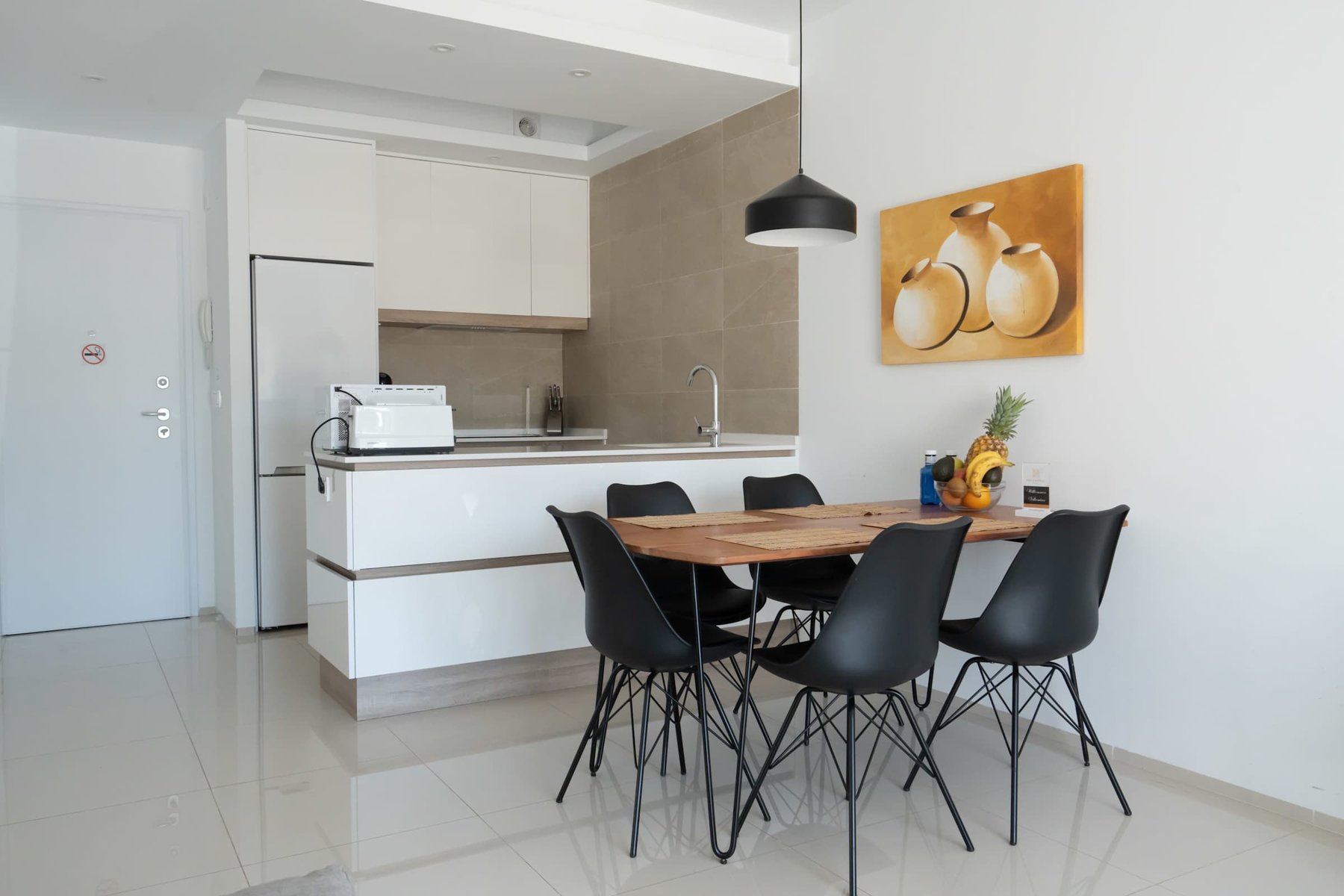 Kitchen with Dining Table, Oven, Stovetop, Microwave, Dishwasher, Fridge and Toaster