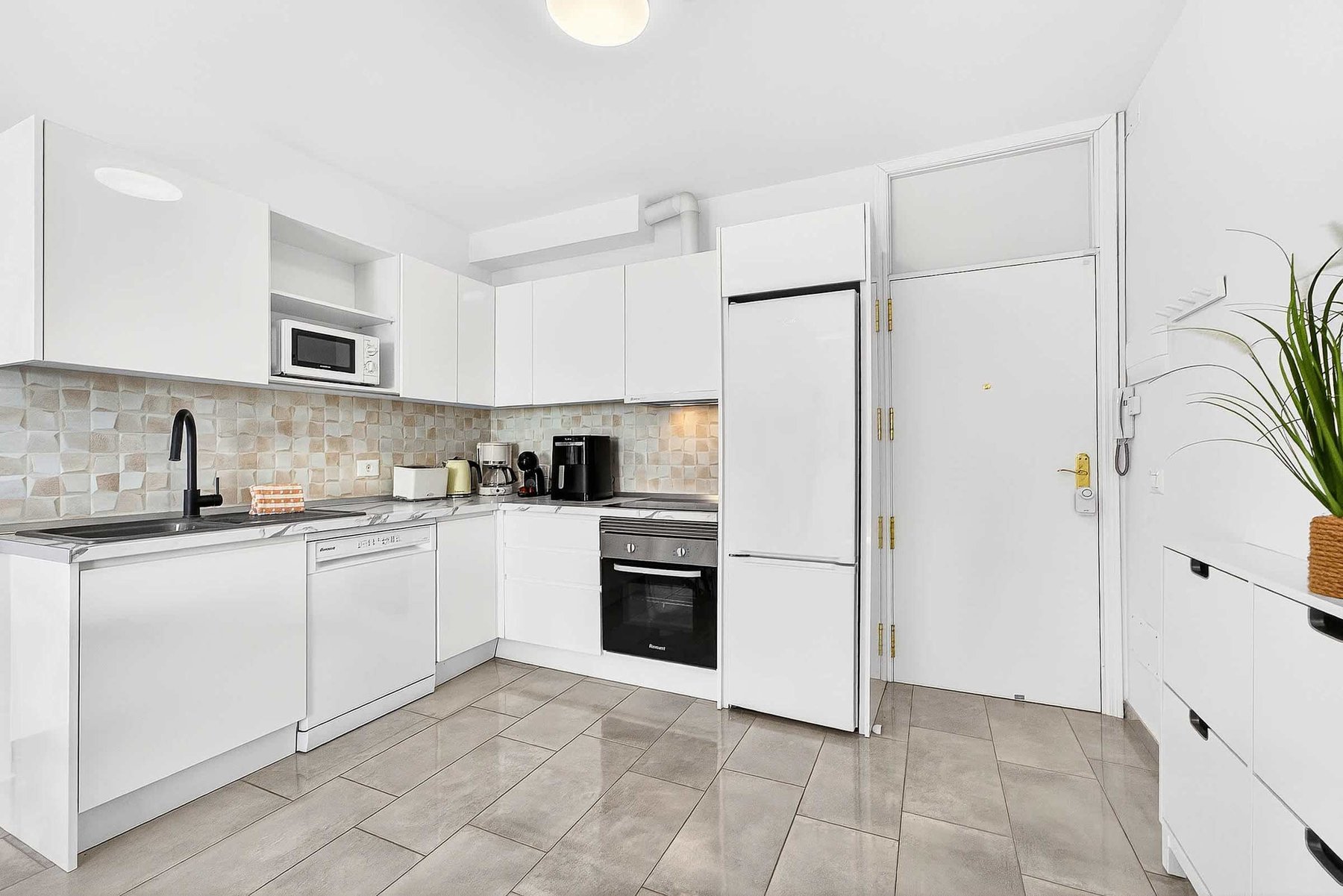 Kitchen with Dishwasher, Oven, Stovetop, Fridge, Microwave, Electric Kettle and Coffee Machine