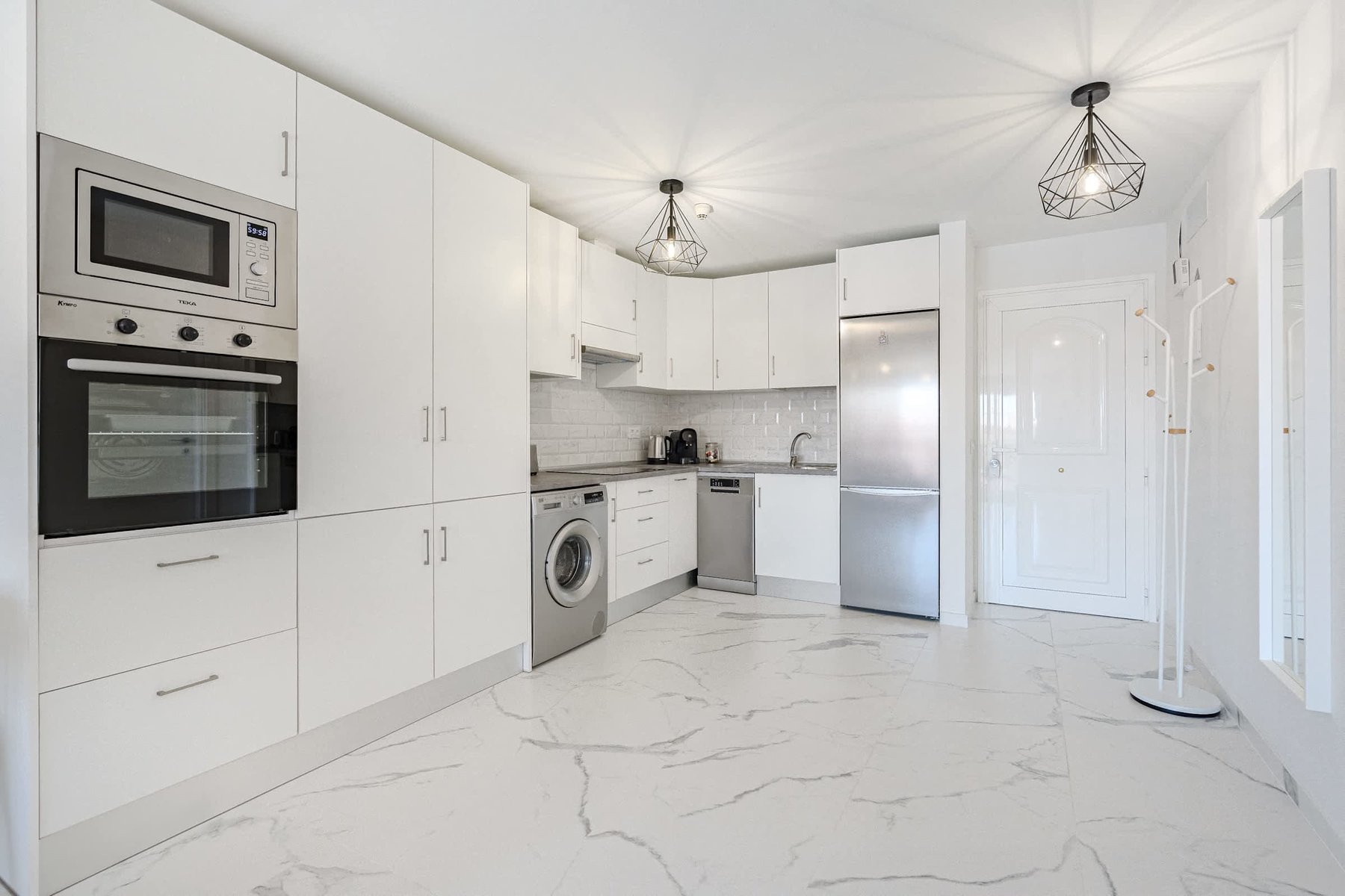 Kitchen with Stovetop, Oven, Fridge, Microwave, Dishwasher, Washing Machine, Coffee Maker, Electric Kettle and Toaster