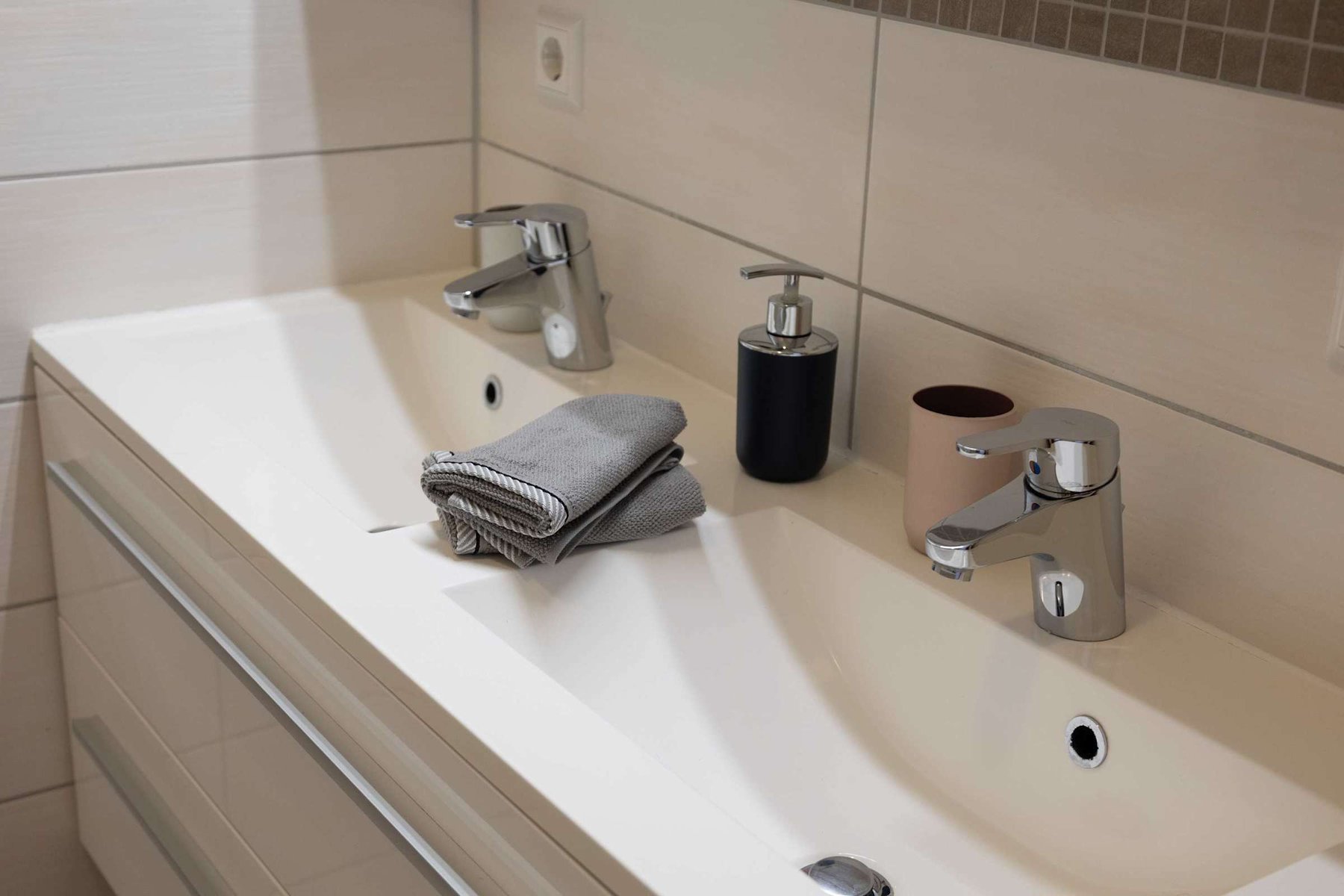 Bathroom with Walk-In Shower, Toilet & Basin
