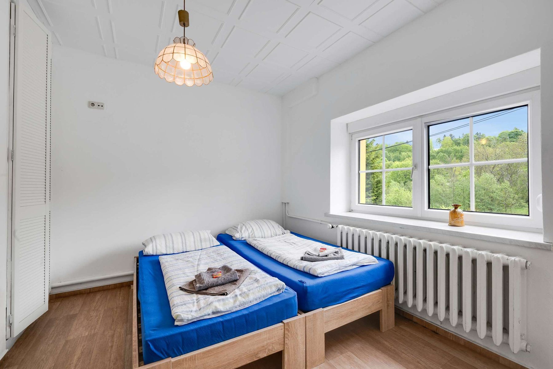 Bright Twin Room with Forest Views and a Calming, Minimalist Design—Great for a Peaceful Night’s Rest.