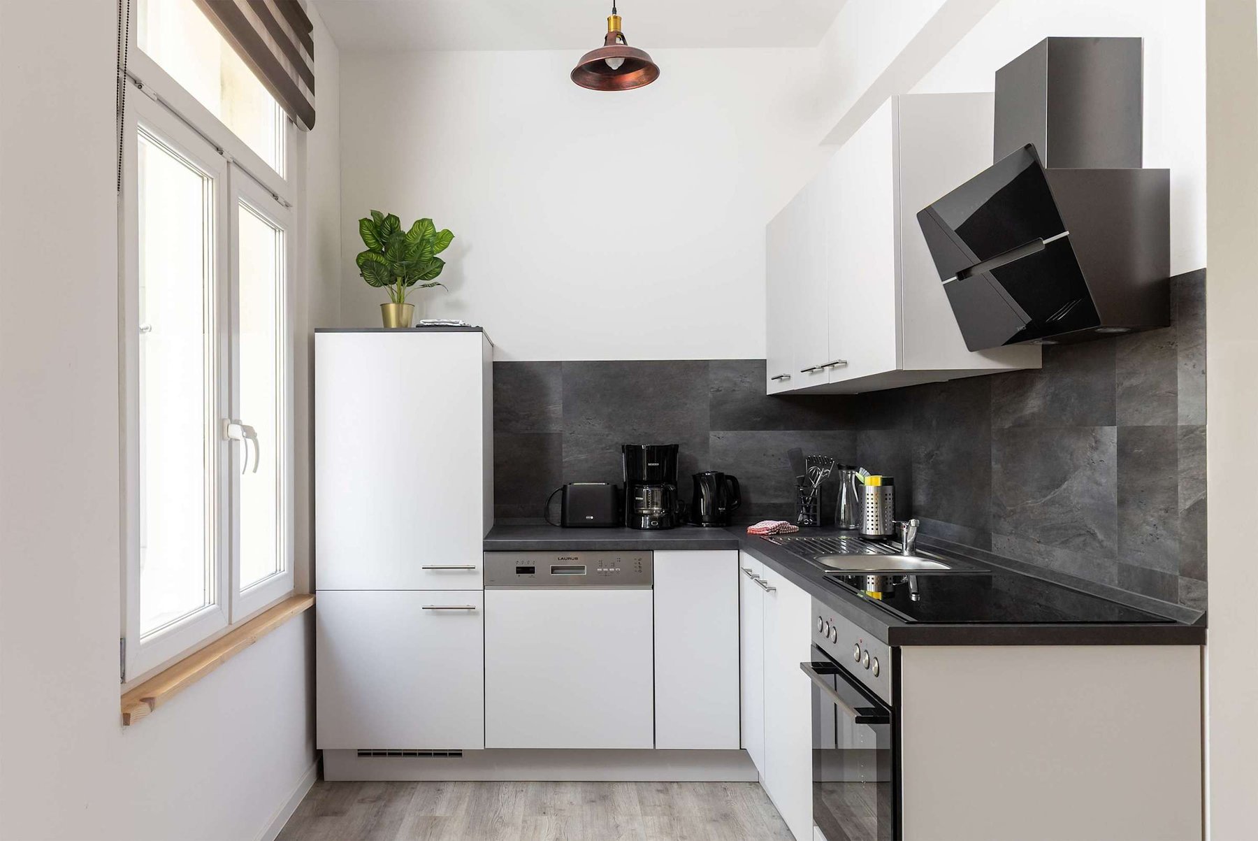 Fully Equipped Kitchen with Fridge, Oven, Dishwasher, Coffee/Tea Maker & Toaster