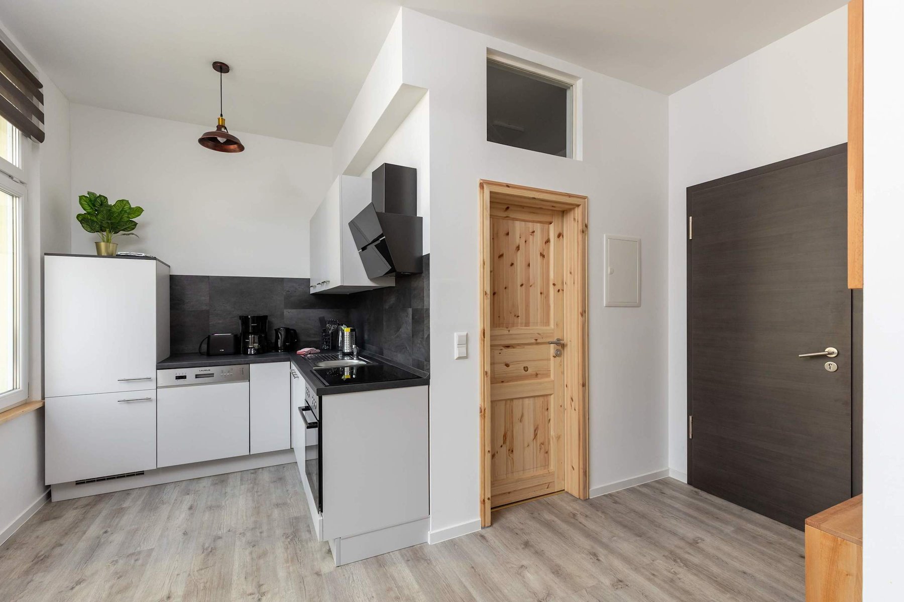 Fully Equipped Kitchen with Fridge, Oven, Dishwasher, Coffee/Tea Maker & Toaster