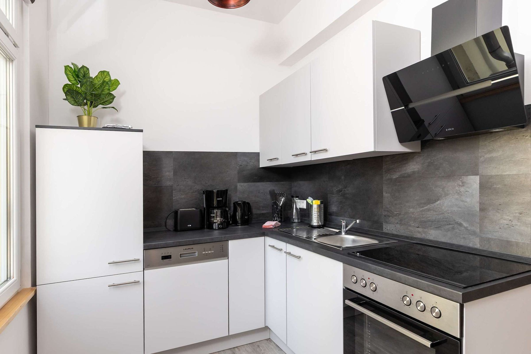 Fully Equipped Kitchen with Fridge, Oven, Dishwasher, Coffee/Tea Maker & Toaster