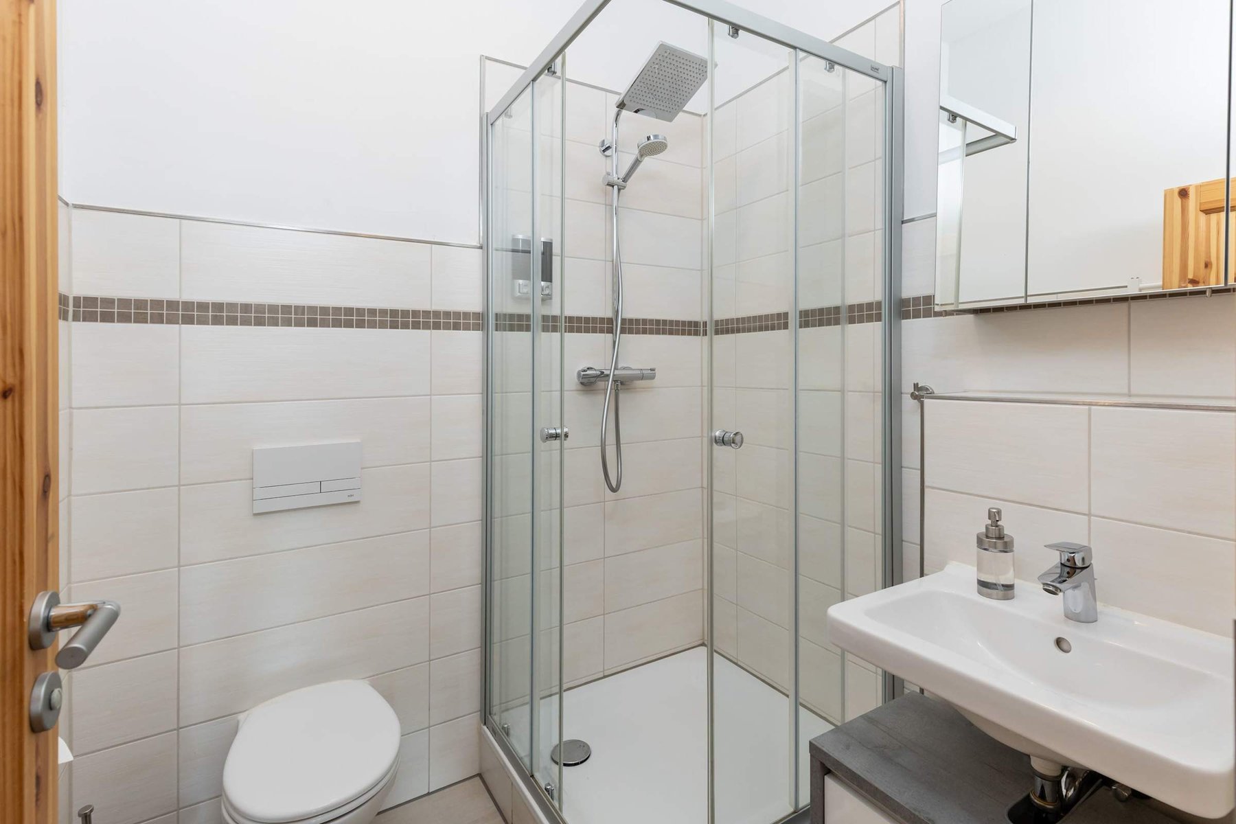 Bathroom with Walk-In Shower, Toilet, Basin & Towels
