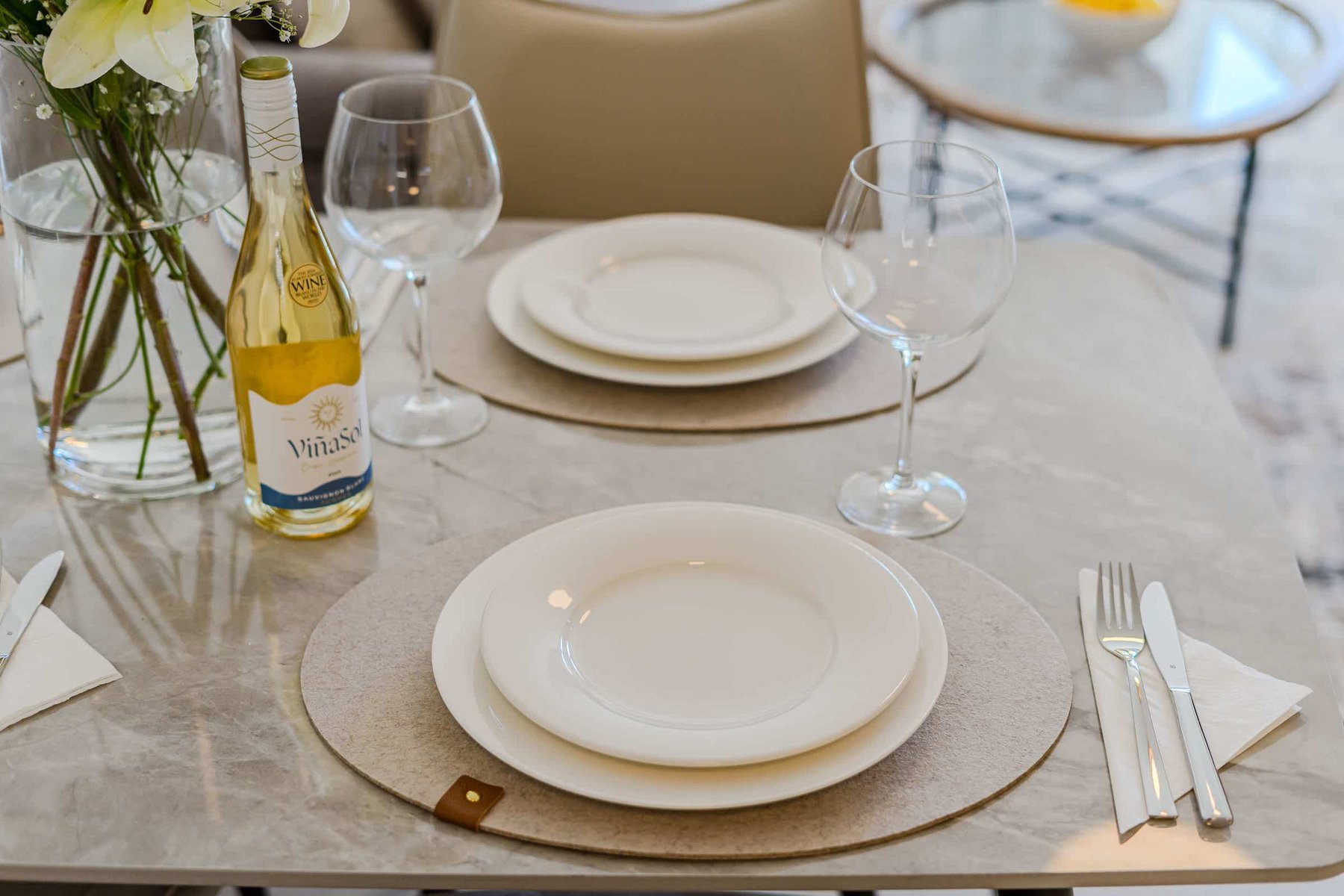 Elegant Tabletop Detail with Fine Tableware & Glassware — Styled for Memorable Meals


