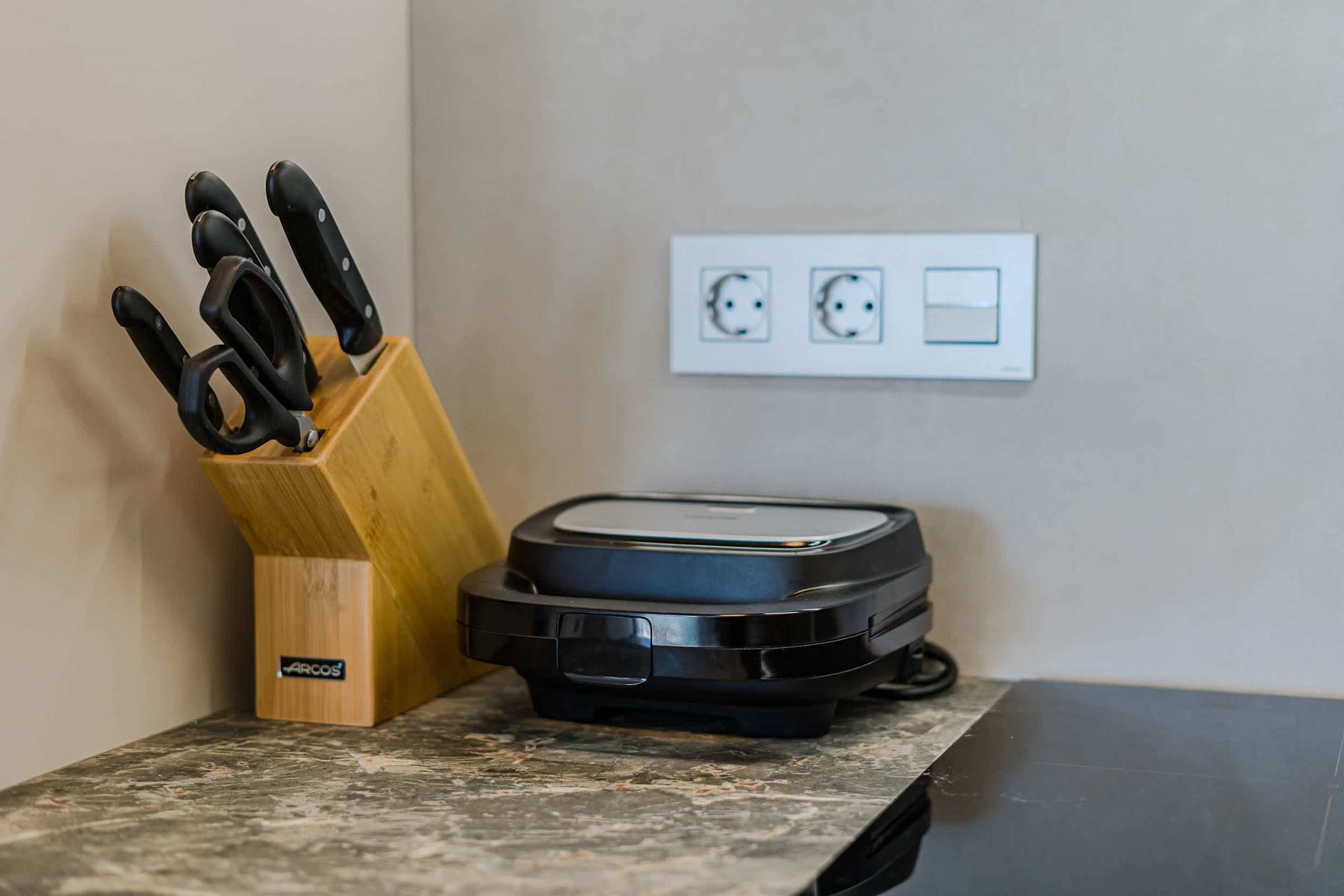 High-Quality Knife Set & Grill Station — Ideal for Cooking with Comfort and Precision