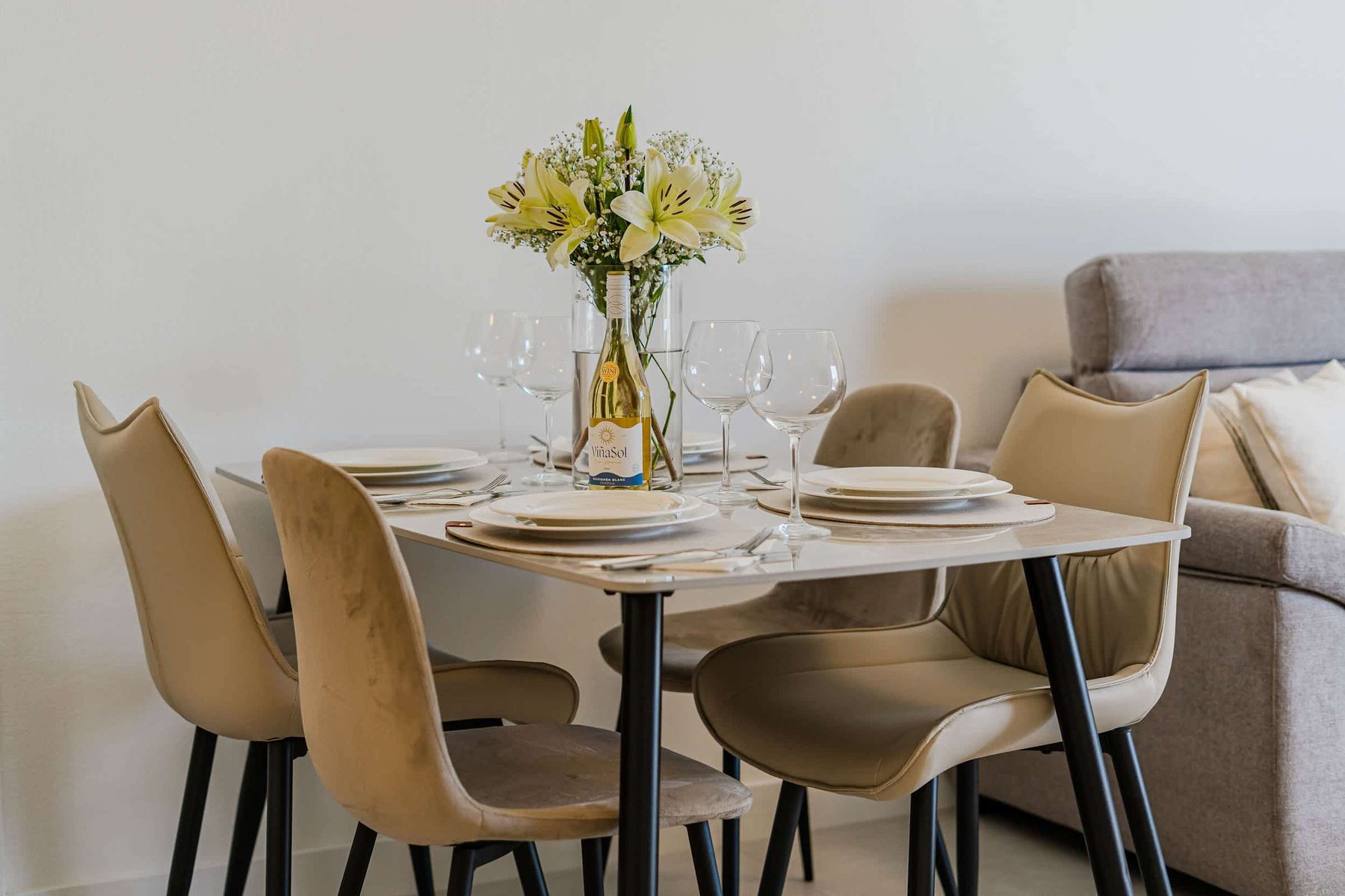 Elegant Dining Table Set for Four, with Plush Seating for a Refined Dining Experience