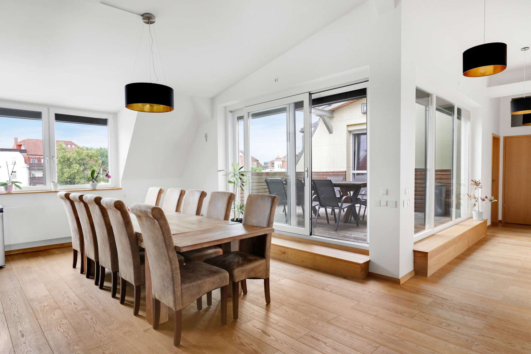 Dining Area for 10 | Ideal for Group Meals & Indoor Gatherings