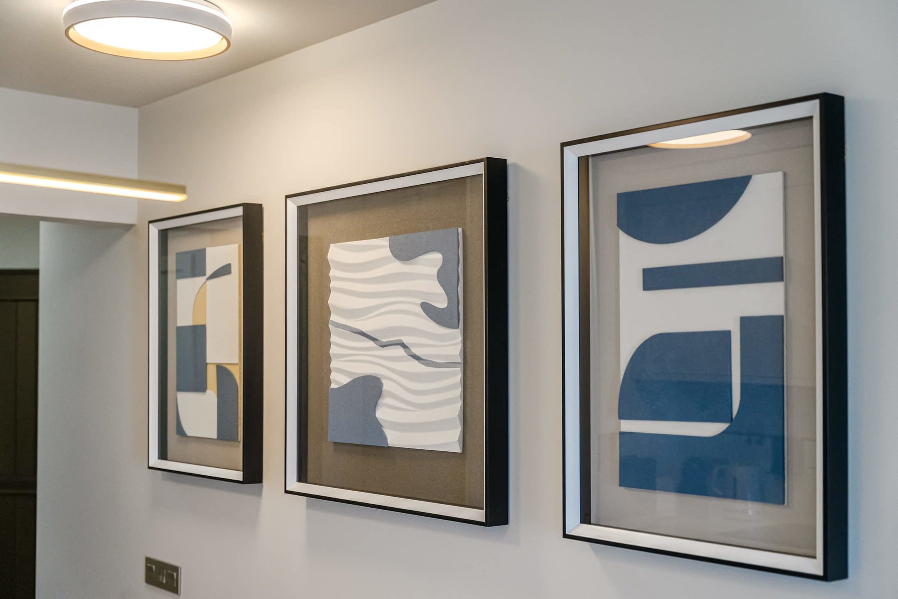 Artistic Wall Decor with Modern Blue Accents – Adding Character & Style